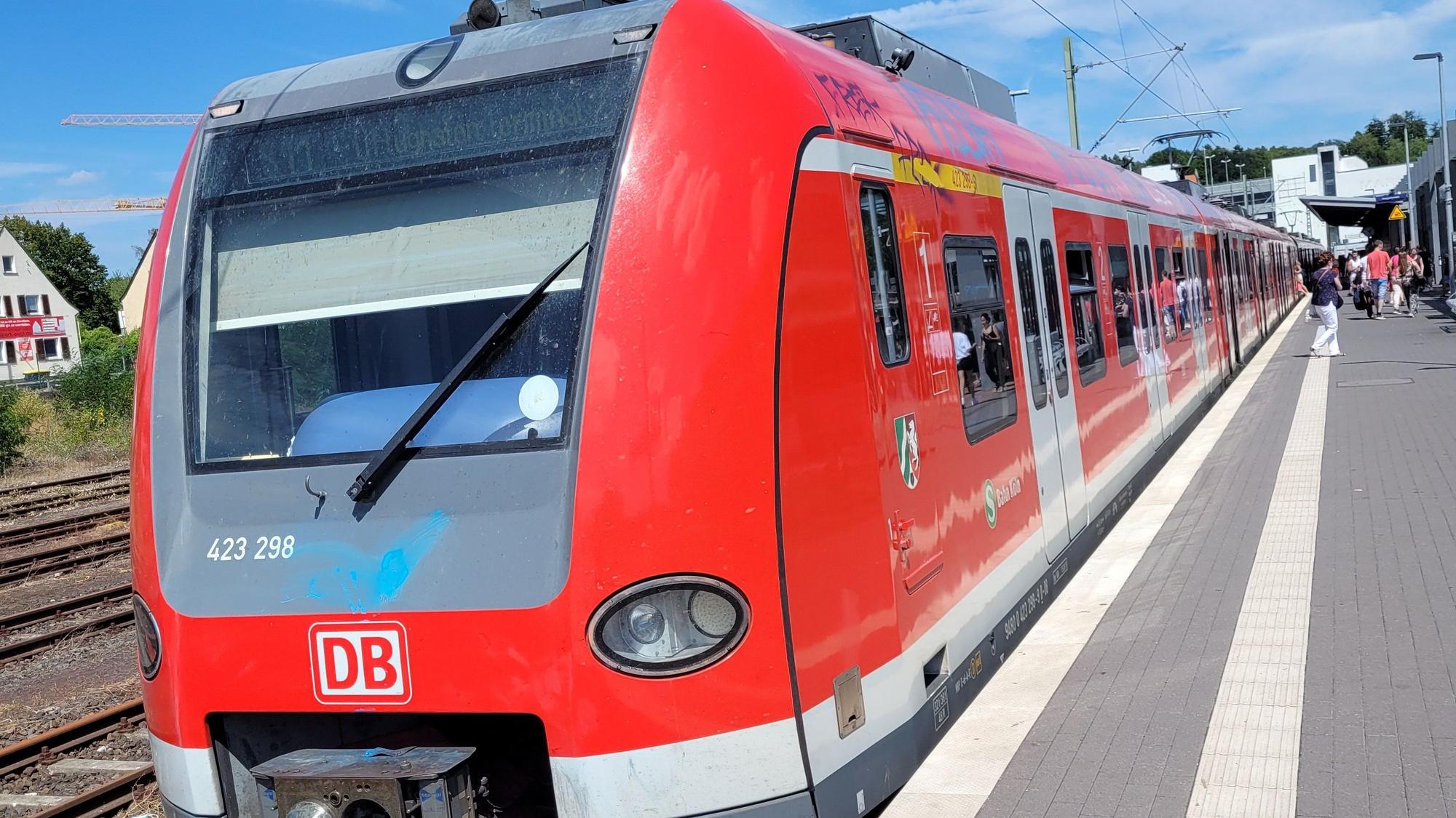 Das Foto zeigt eine S-Bahn vor der Abfahrt am Bahnhof in Bergisch Gladbach