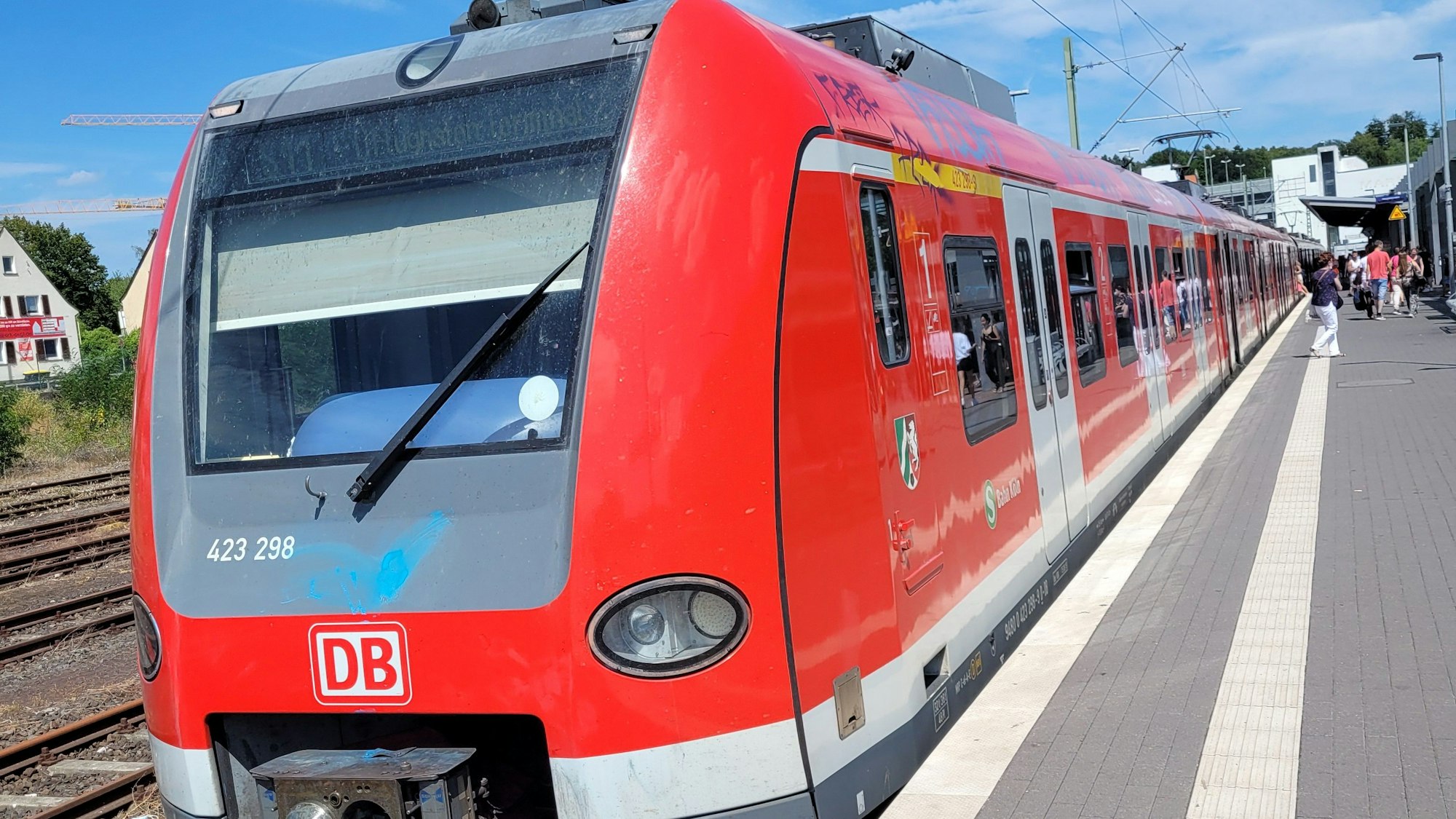 Das Foto zeigt eine S-Bahn im Bergisch Gladbach