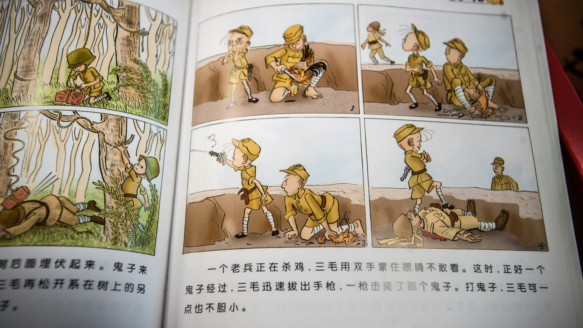 Blick in einen chinesischen Comic. Auf einem Bild steht ein Junge mit einem Bein auf dem blutigen Leichnam eines japanischen Soldaten.
