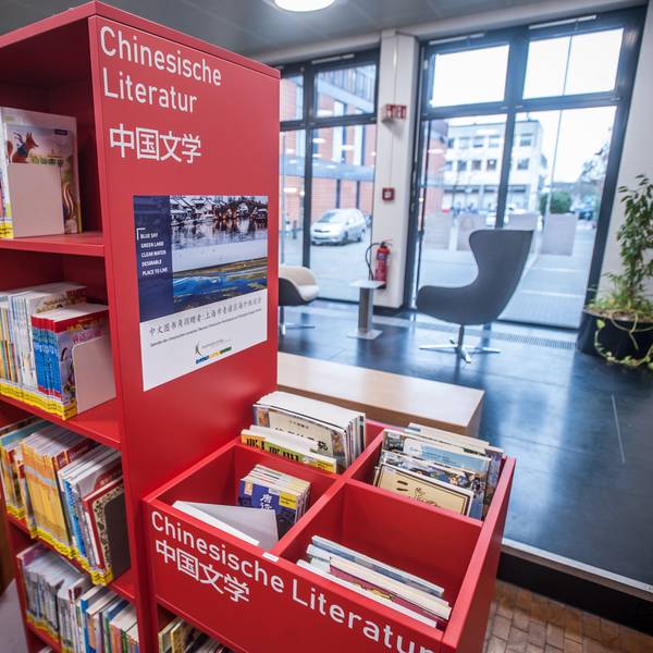 Lese-Ecke, Stadtbibliothek Leverkusen, gespendet von „Chinesische Übersee-Freundschaftsverein des Shanghai-Qingpu-Distrikt“.