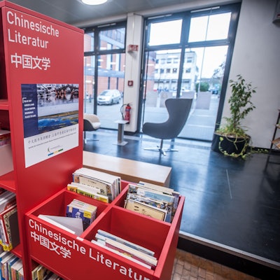 Lese-Ecke, Stadtbibliothek Leverkusen, gespendet von „Chinesische Übersee-Freundschaftsverein des Shanghai-Qingpu-Distrikt“.