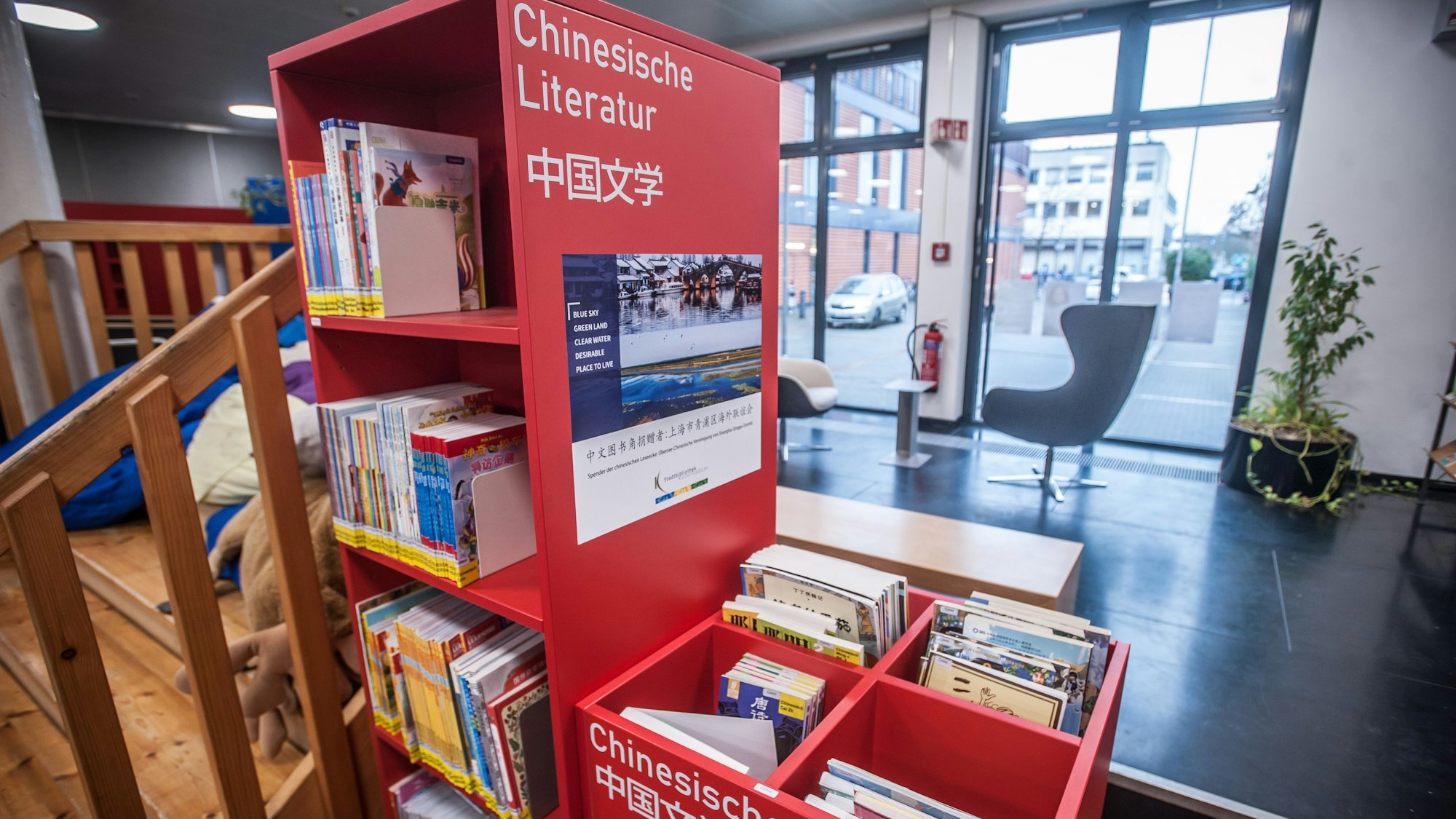 Lese-Ecke, Stadtbibliothek Leverkusen, gespendet von „Chinesische Übersee-Freundschaftsverein des Shanghai-Qingpu-Distrikt“.