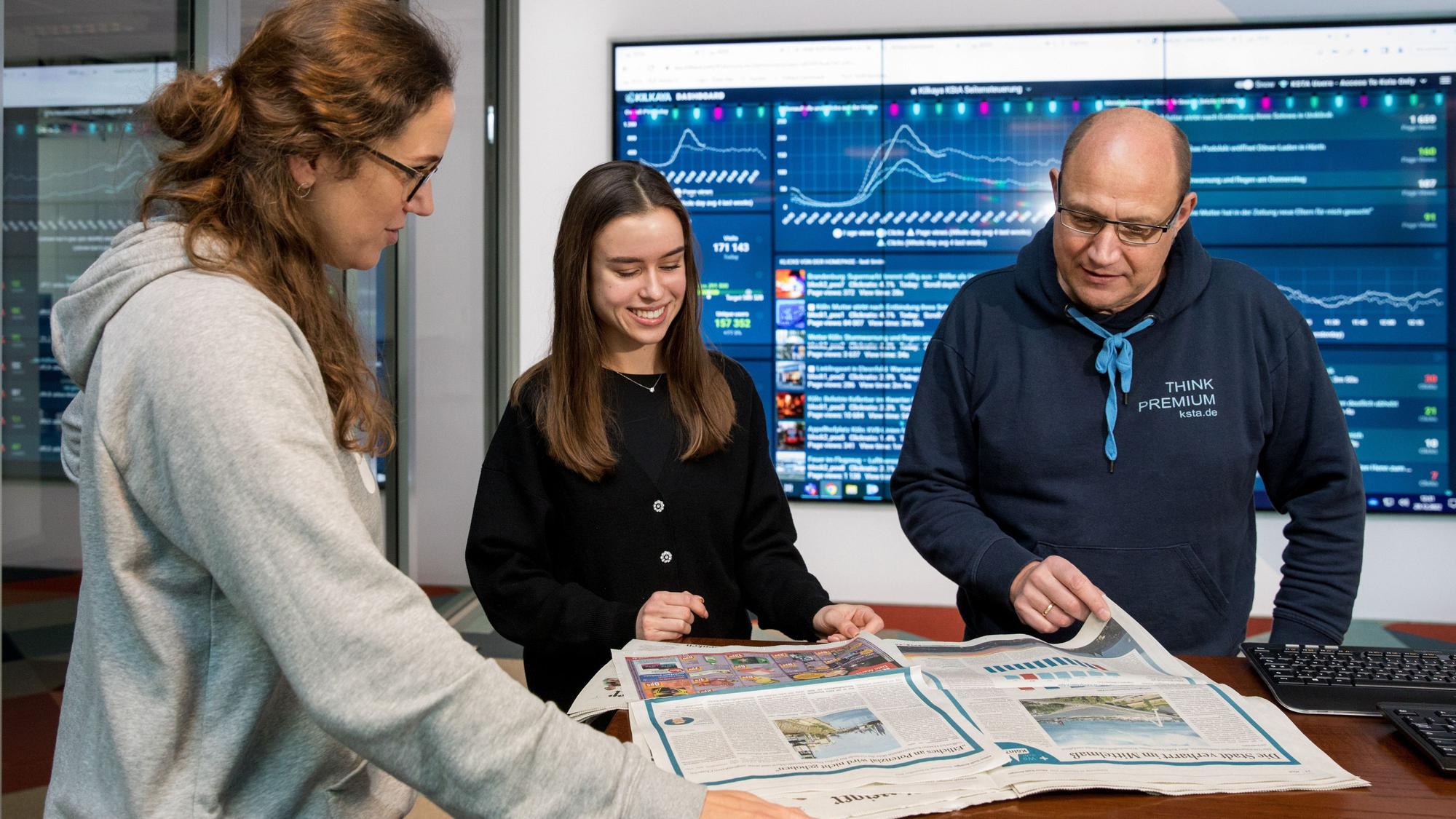 Eva Bobchenko (M.) bei der Arbeit in der Redaktion des Kölner Stadt-Anzeiger