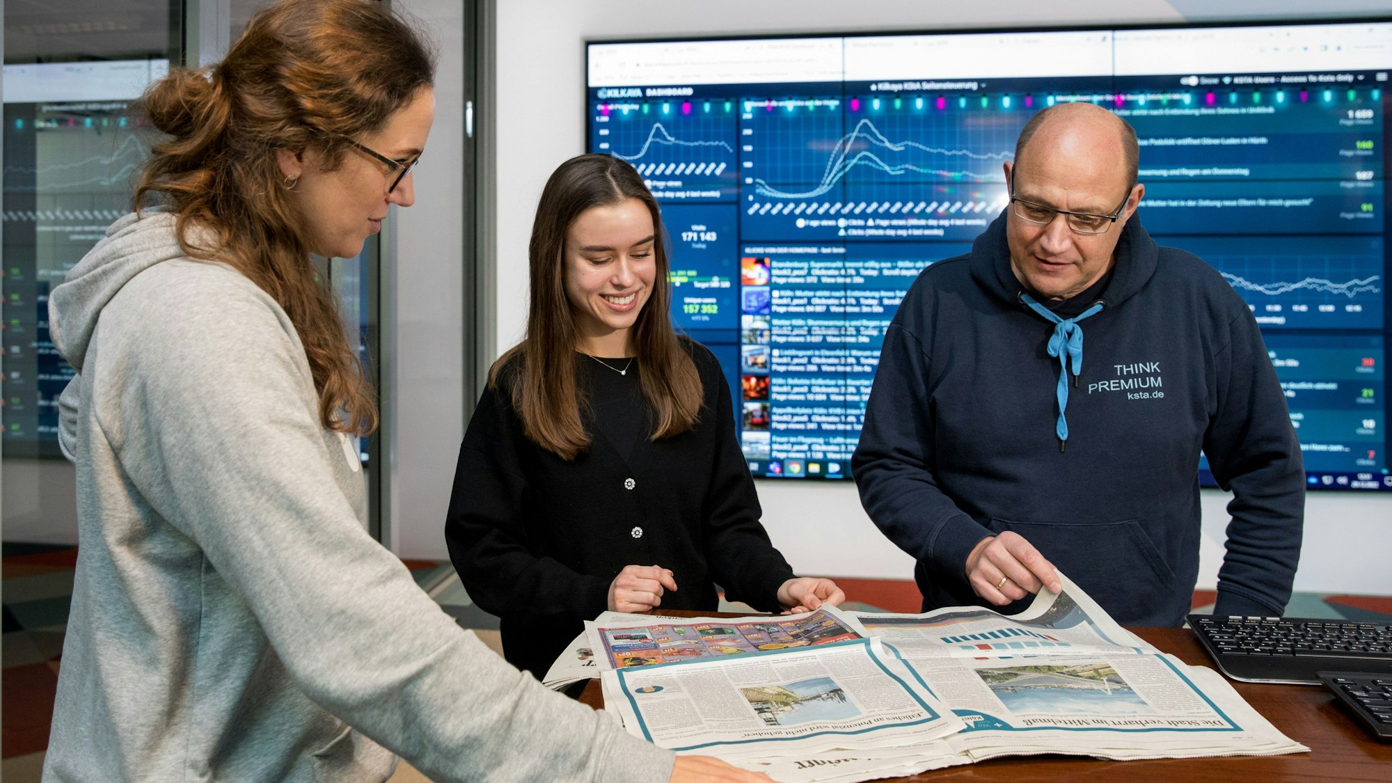 Eva Bobchenko (M.) bei der Arbeit in der Redaktion des Kölner Stadt-Anzeiger
