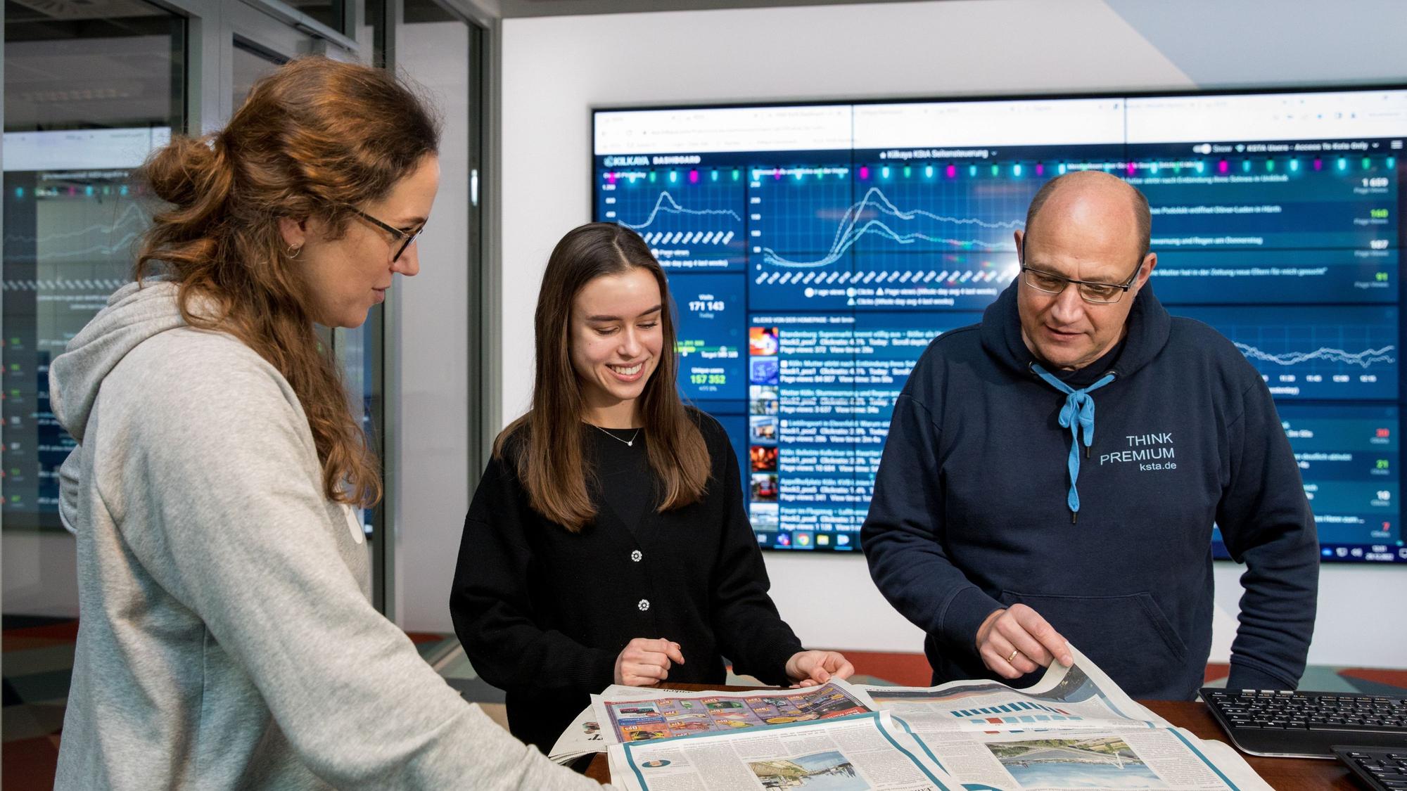 Eva Bobchenko (M.) bei der Arbeit in der Redaktion des Kölner Stadt-Anzeiger