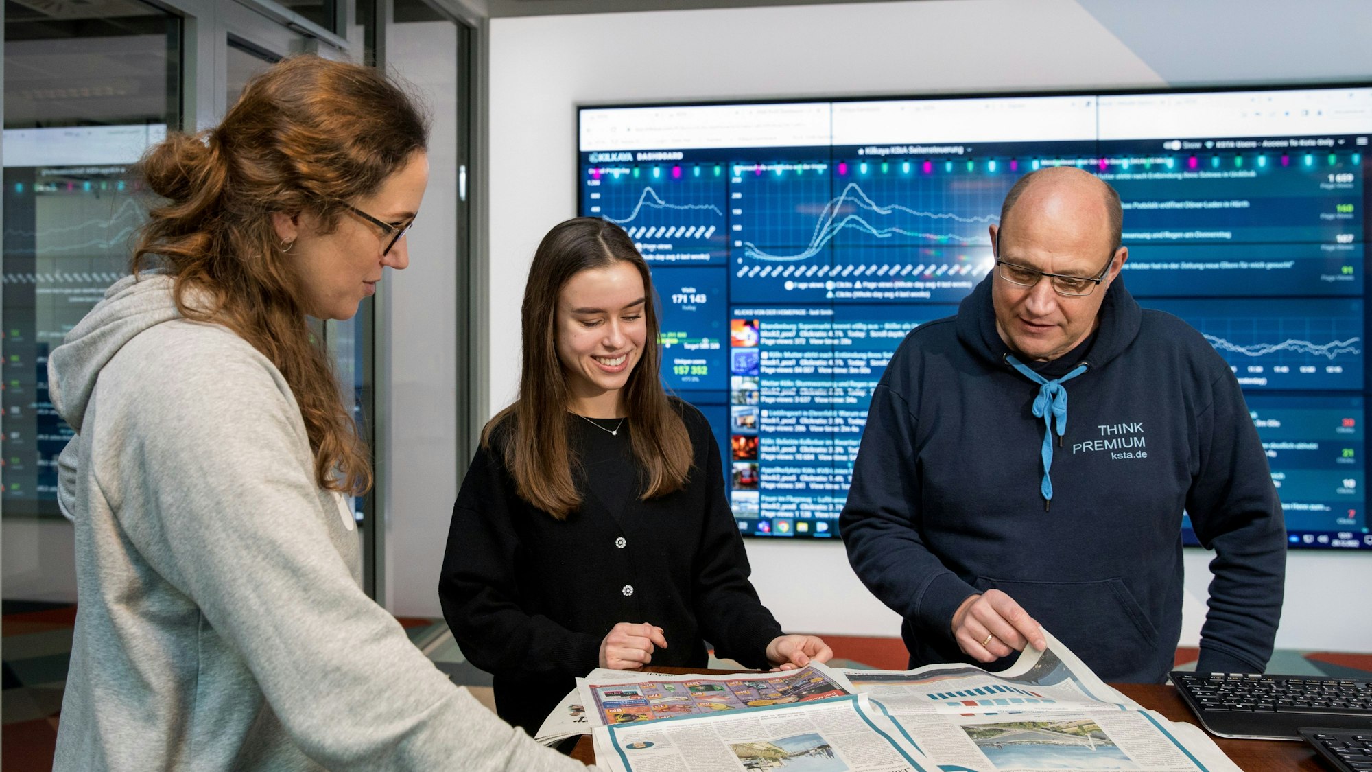Eva Bobchenko (M.) bei der Arbeit in der Redaktion des Kölner Stadt-Anzeiger