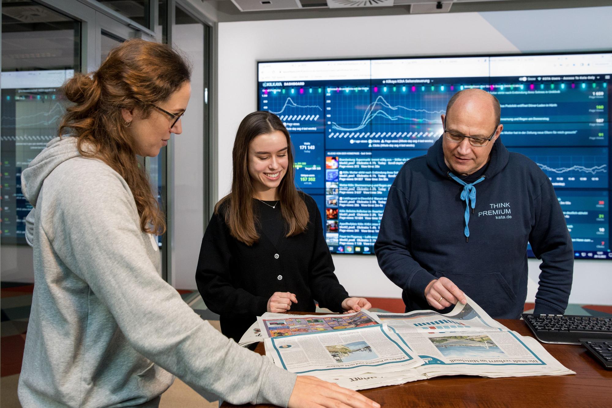 Eva Bobchenko (M.) bei der Arbeit in der Redaktion des Kölner Stadt-Anzeiger