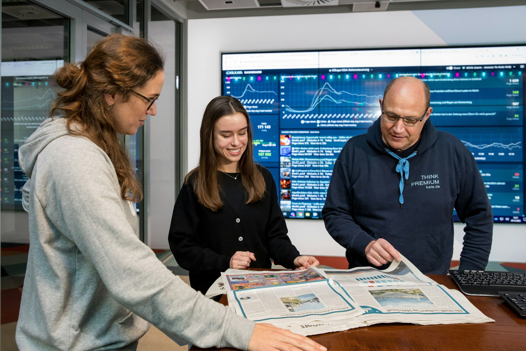 Eva Bobchenko (M.) bei der Arbeit in der Redaktion des Kölner Stadt-Anzeiger