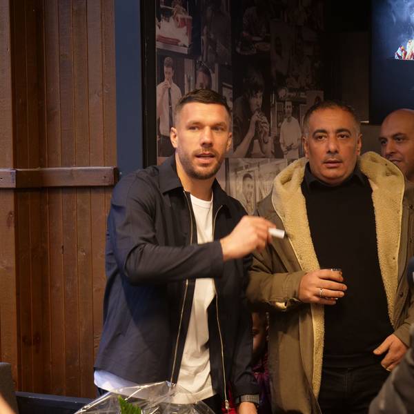 Lukas Podolski kam zur Eröffnung seines neuen Mangal-Dönerladens in Hürth. Der Fußballer gibt fleißig Autogramme.