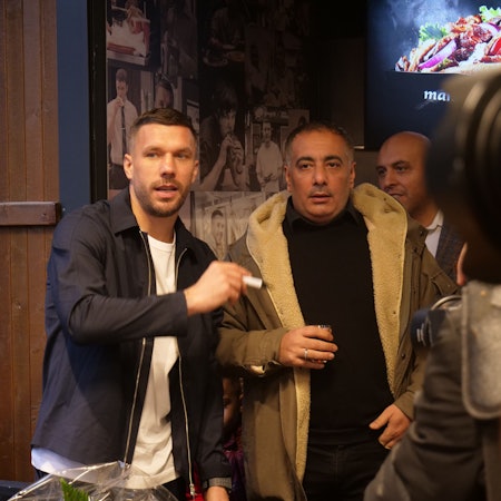 Lukas Podolski kam zur Eröffnung seines neuen Mangal-Dönerladens in Hürth. Der Fußballer gibt fleißig Autogramme.