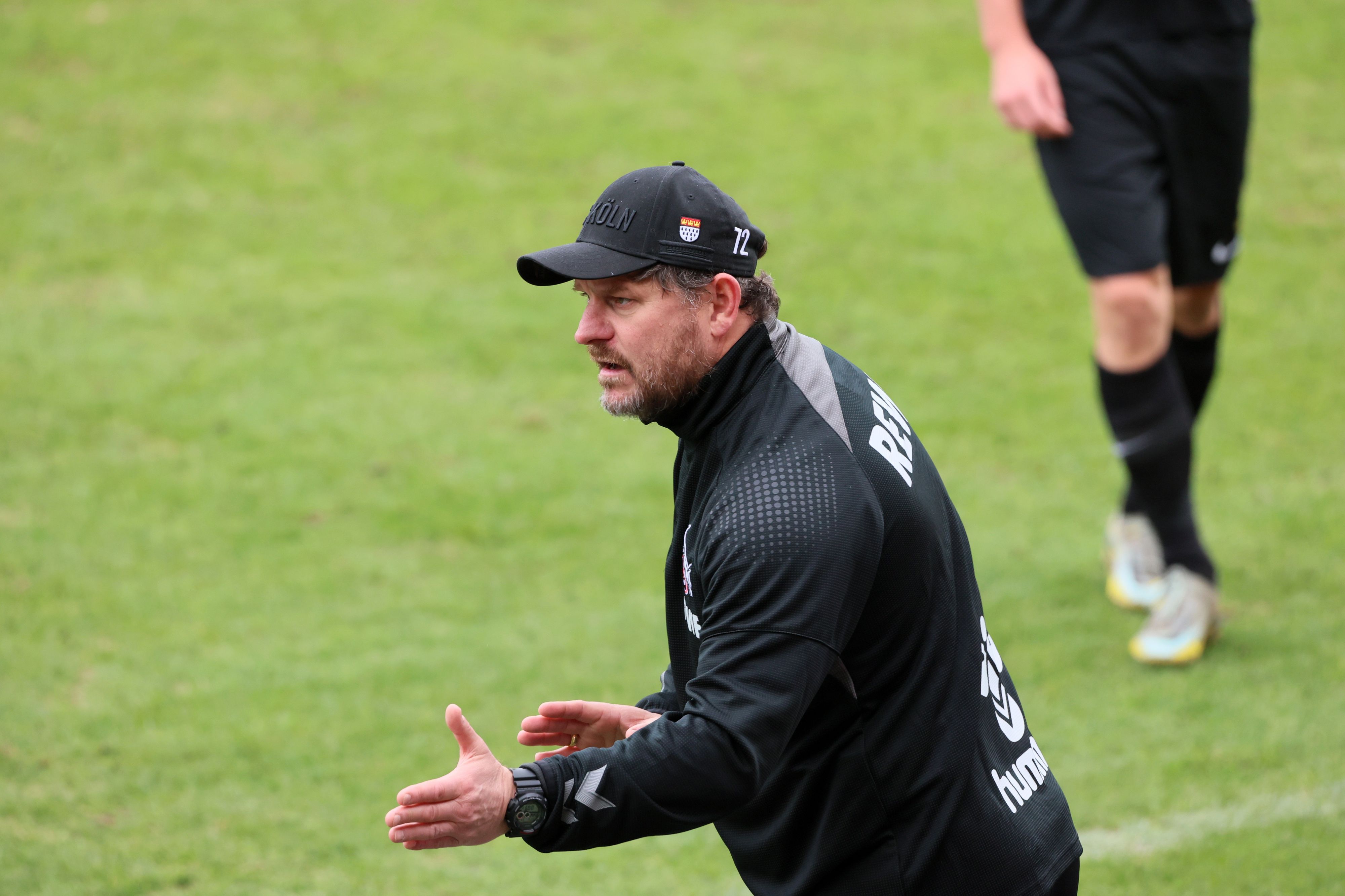 FC-Coach Steffen Baumgart beim Testspiel gegen Preußen Münster. Er schaut ernst und gestikuliert mit den Händen.