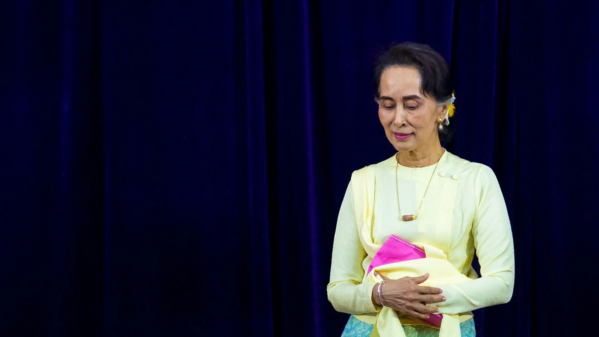 Aung San Suu Kyi, ehemalige Regierungschefin von Myanmar, blickt auf den Boden. (Archivfoto)