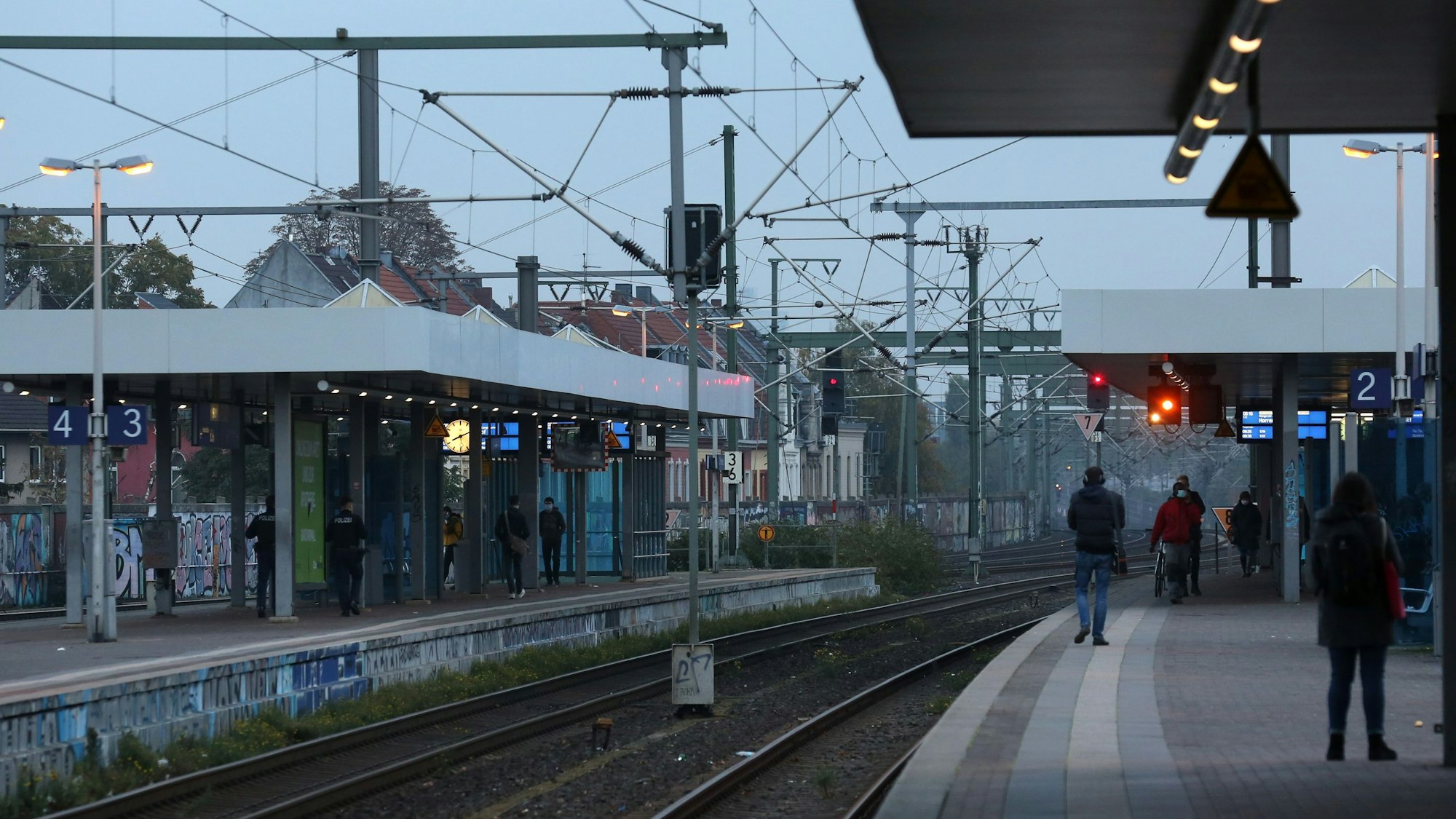 Bahnsteige mit den Gleisen bei bewölktem Wetter