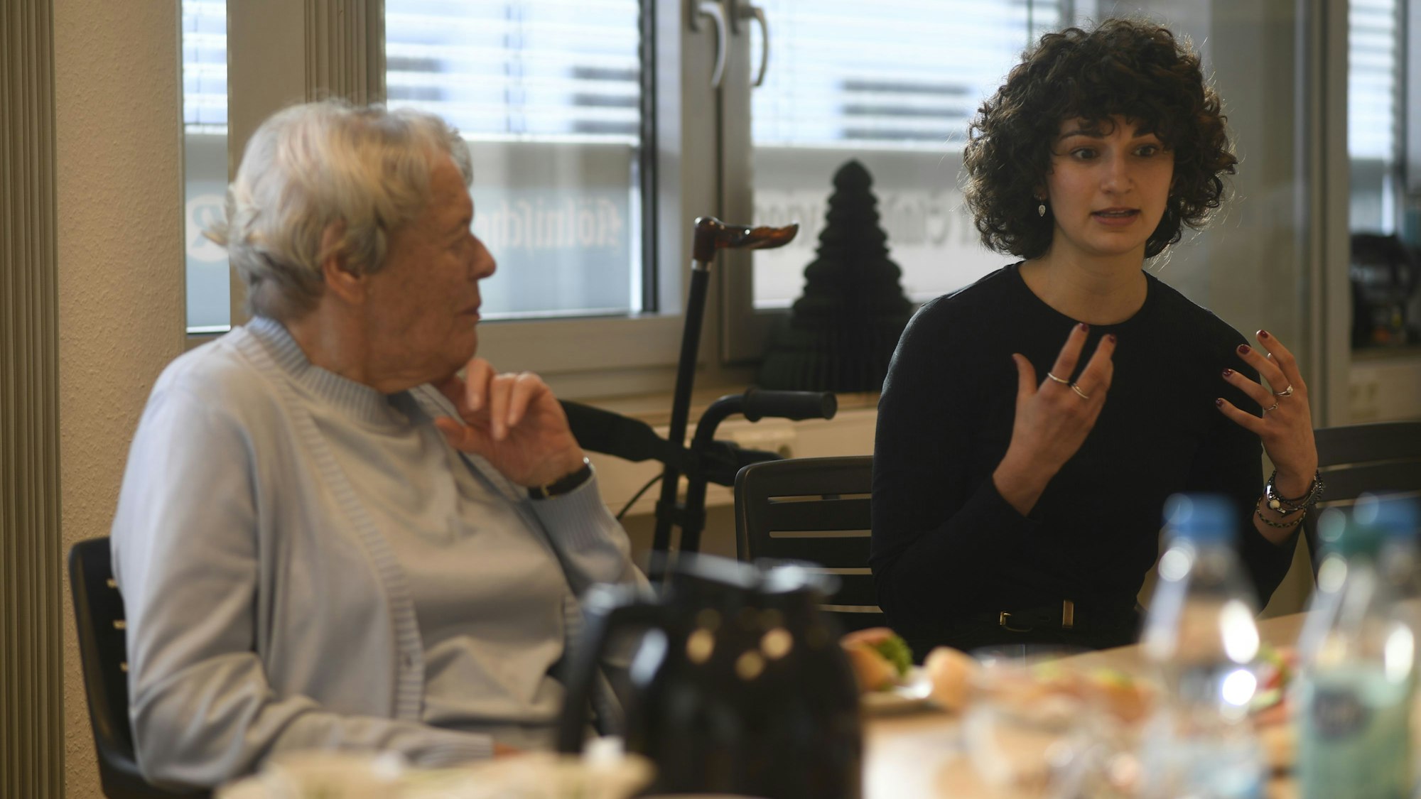 Hubertine Steinhausen (92, links) aus Euskirchen hört Mona Noé (28) aus Gemünd aufmerksam zu.