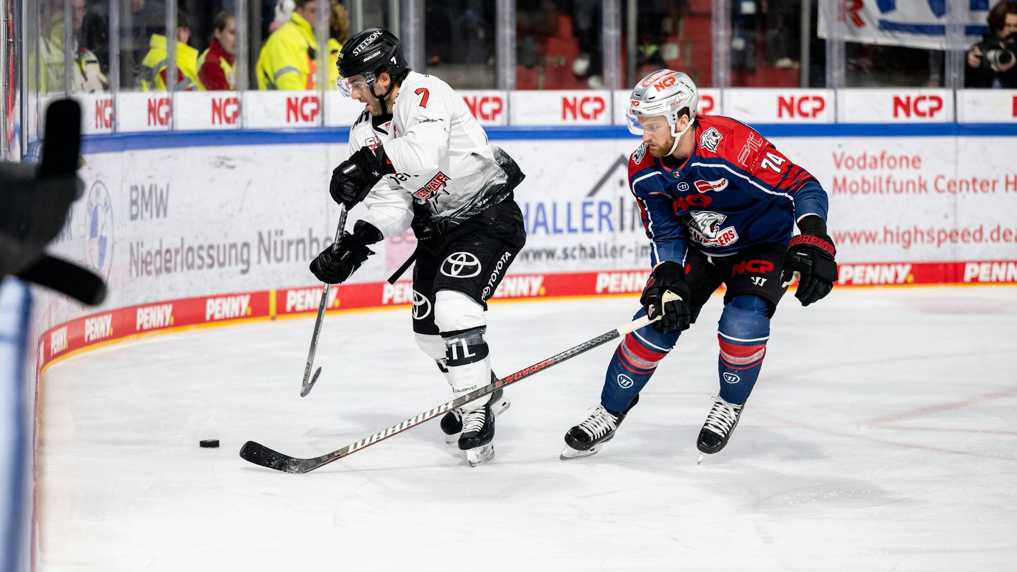 Nick Bailen von den Kölner Haien im Zweikampf gegen den Nürberger Dane Fox.