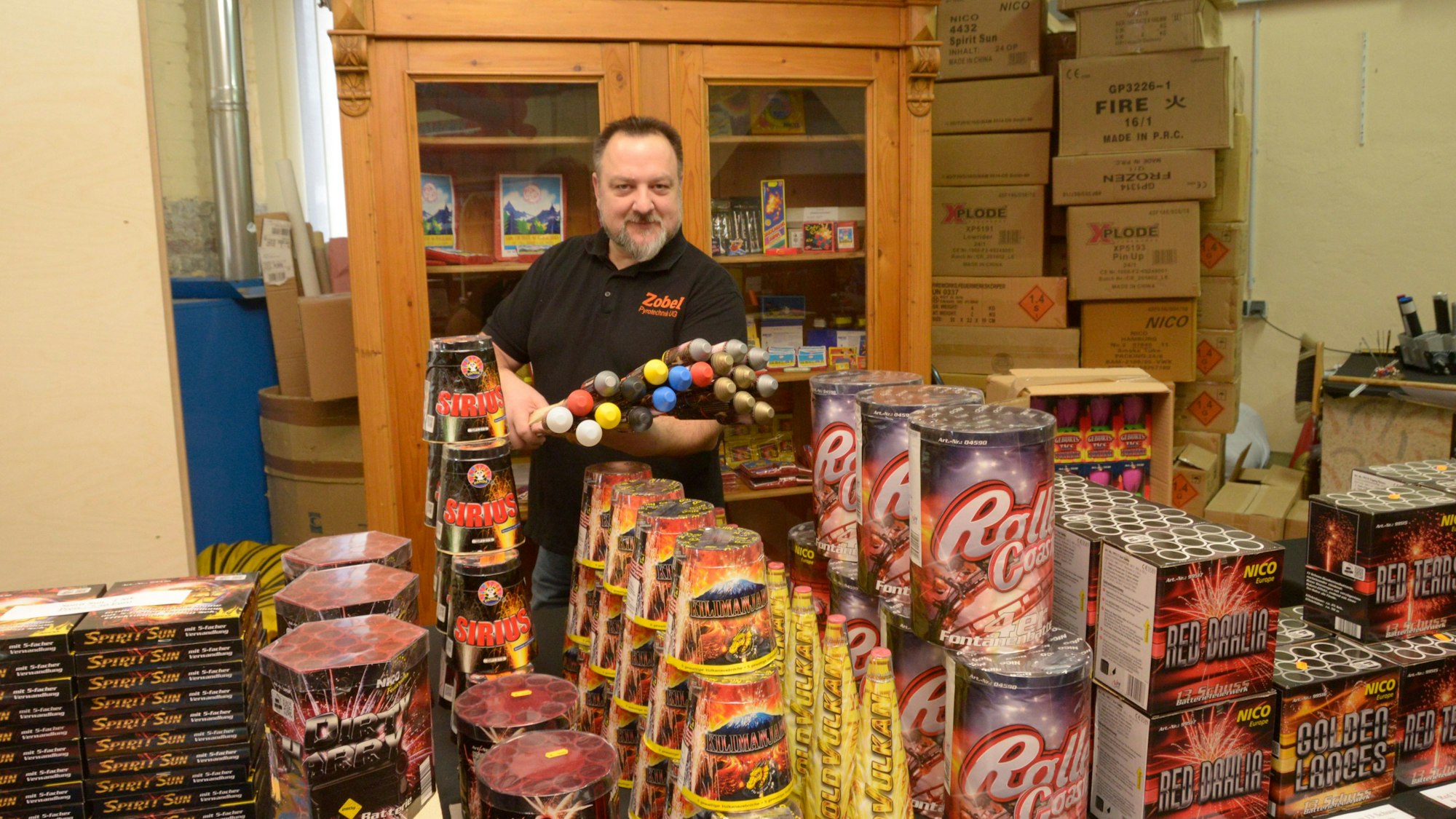 Ingo Zobel präsentiert eine Auswahl an Pyrotechnik für Silvester.