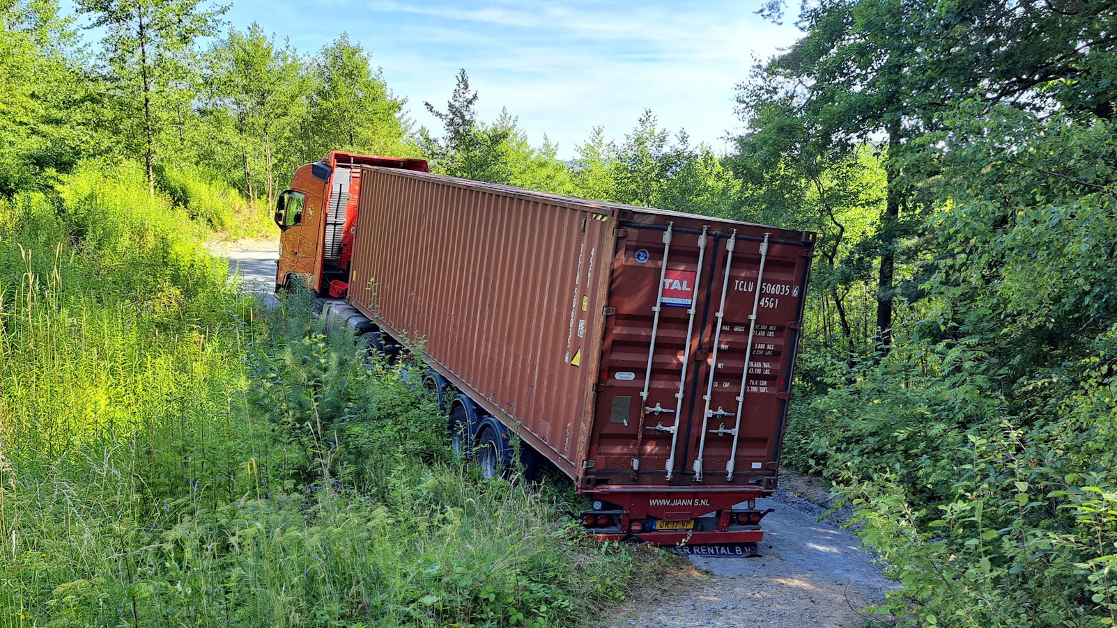 Ein 40-Tonner hatte sich festgefahren.