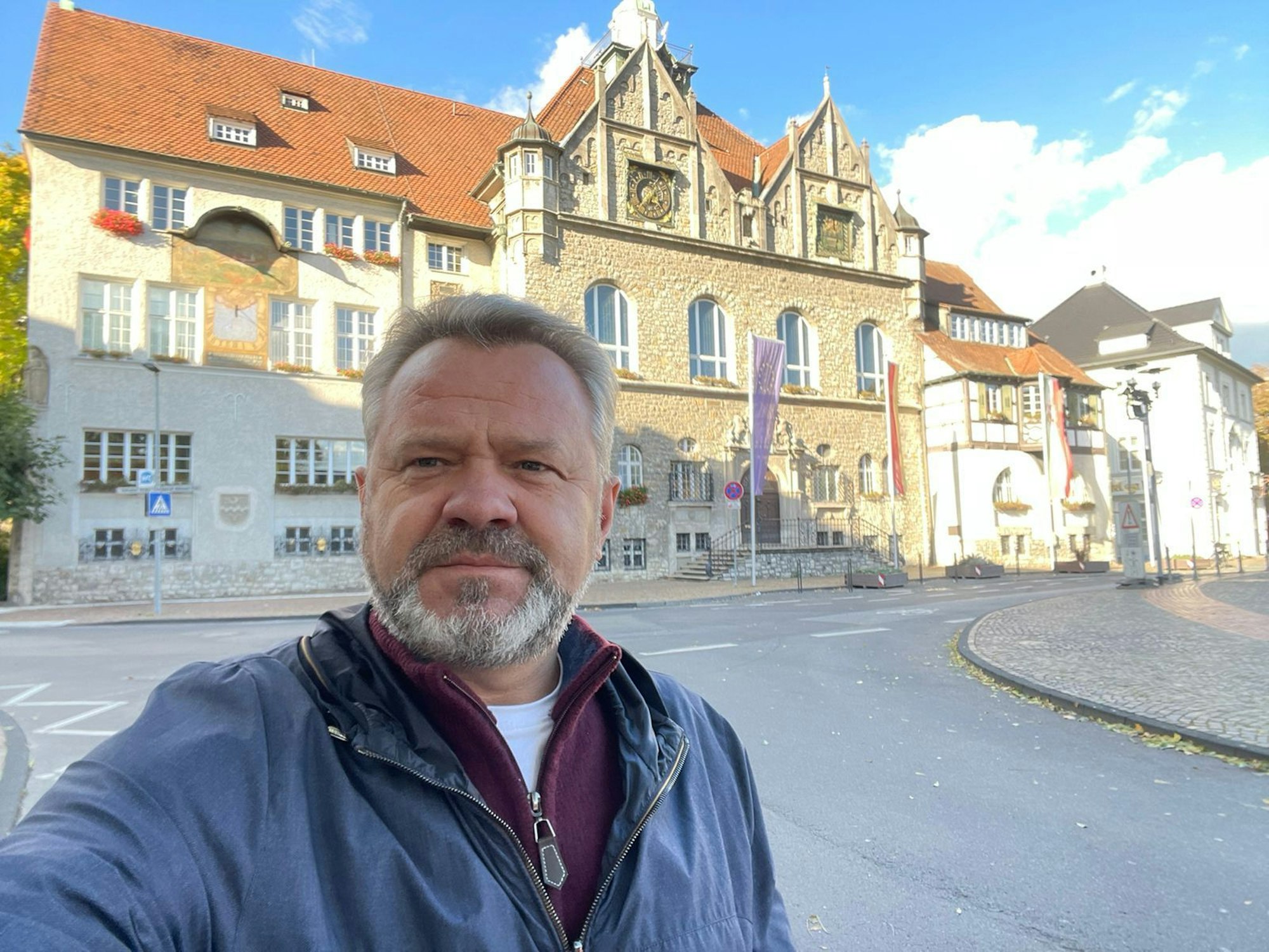Anatoli Fedoruk, Bürgermeister von Butscha, macht ein Seflie vor dem Rathaus in Bergisch Gladbach.
