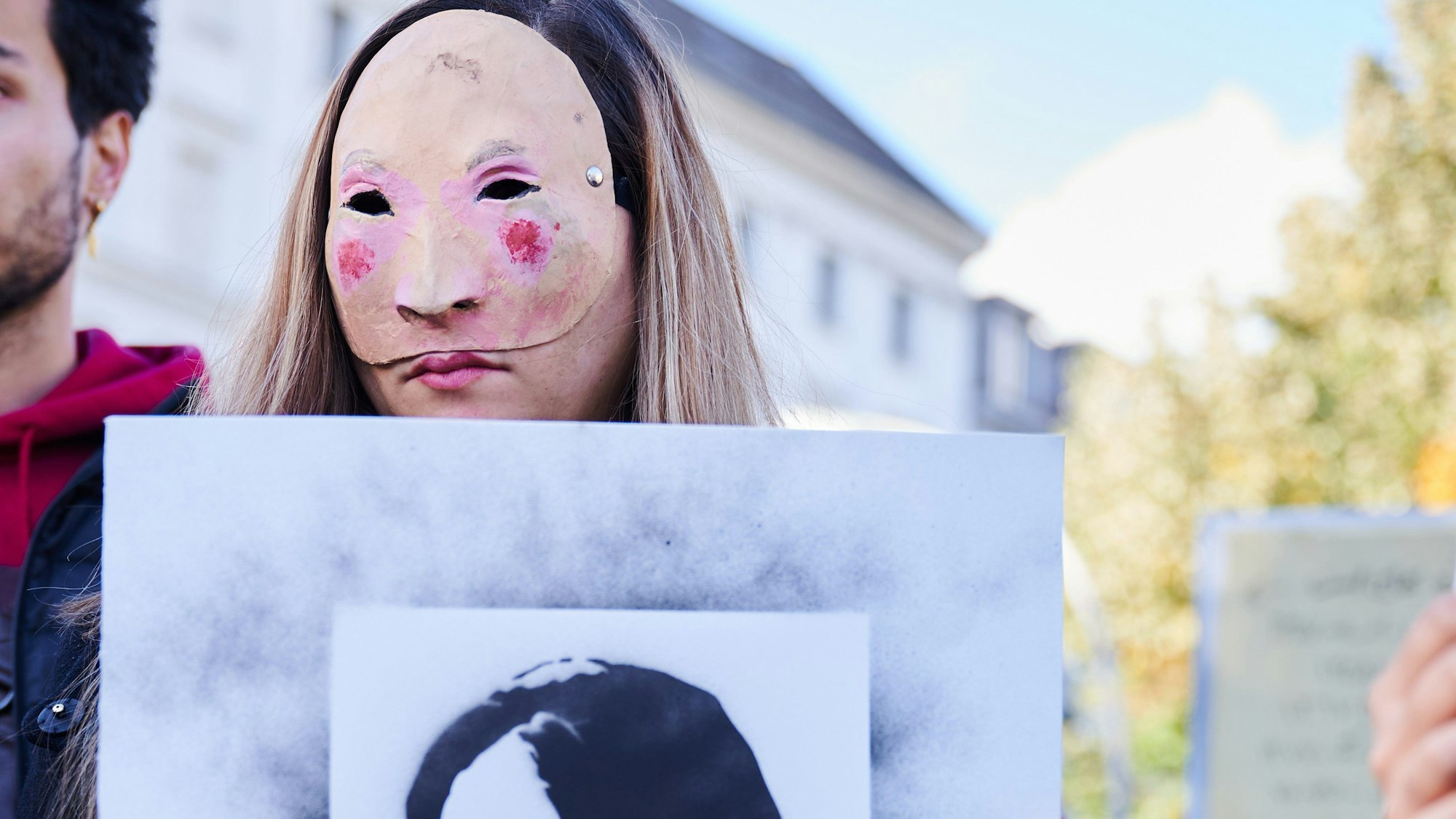 Demonstrantinnen und Demonstranten halten Schilder auf dem Berliner Oranienplatz. Sie solidarisiert sich mit den Aufständen im Iran und trauern um die getötete Kurdin Jina Mahsa Amini.