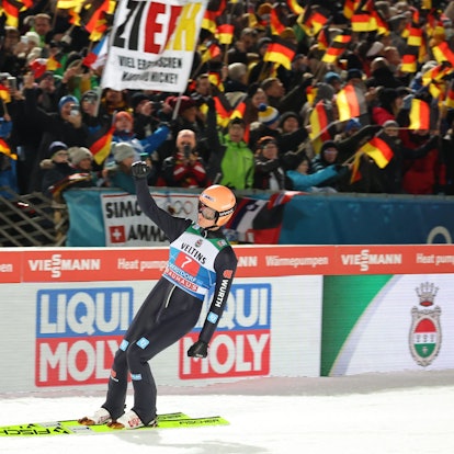 Der deutsche Skispringer Karl Geiger jubelt nach einem gelungenen Sprung samt vorzüglicher Landung über seinen Auftritt in Oberstdorf.