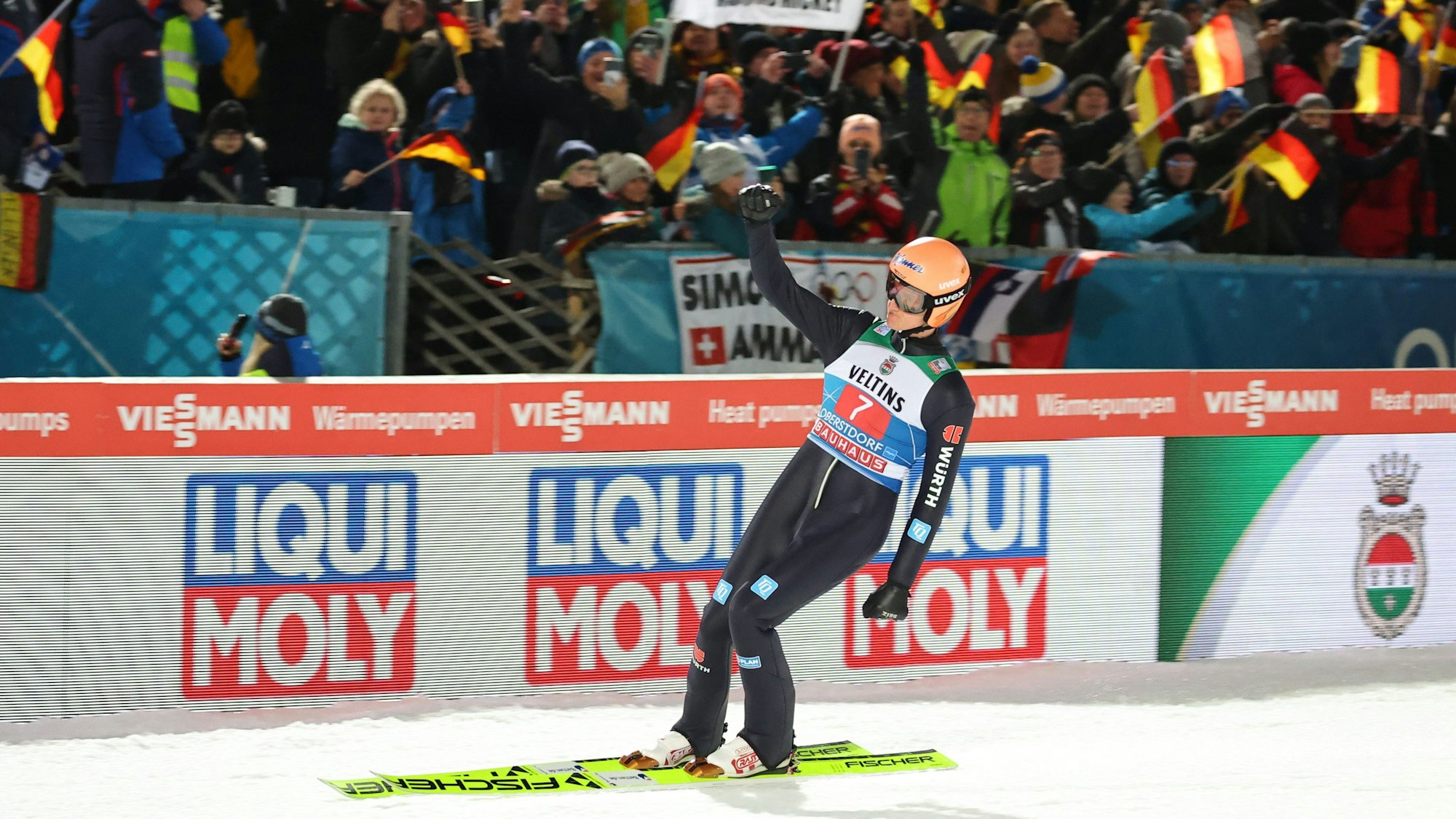 Der deutsche Skispringer Karl Geiger jubelt nach einem gelungenen Sprung samt vorzüglicher Landung über seinen Auftritt in Oberstdorf.
