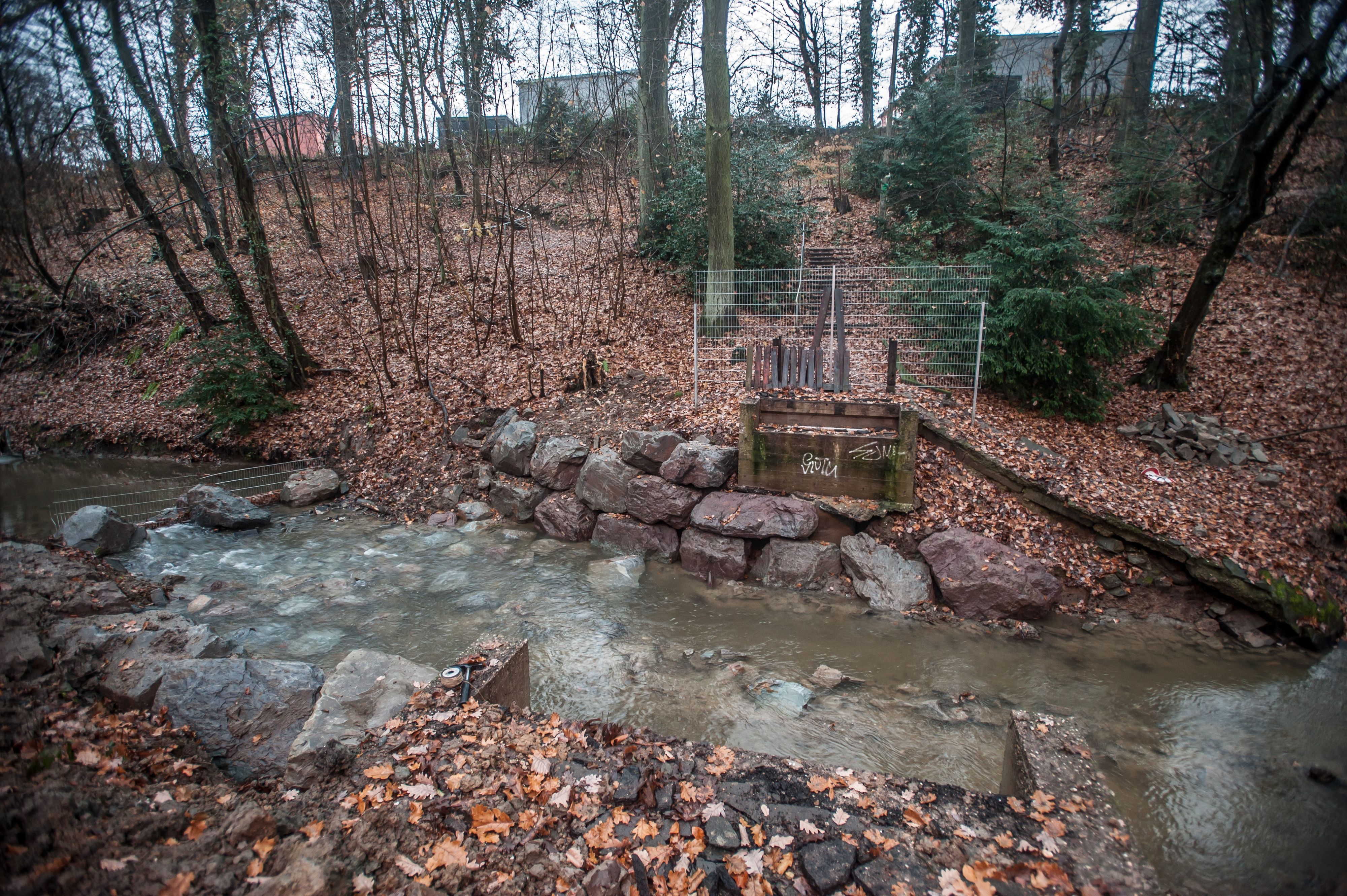 talstraße: am Freibad Brücke über den Wiembach wird ersetzt, war bei der Flut 2021 beschädigt worden.. Foto: Ralf Krieger