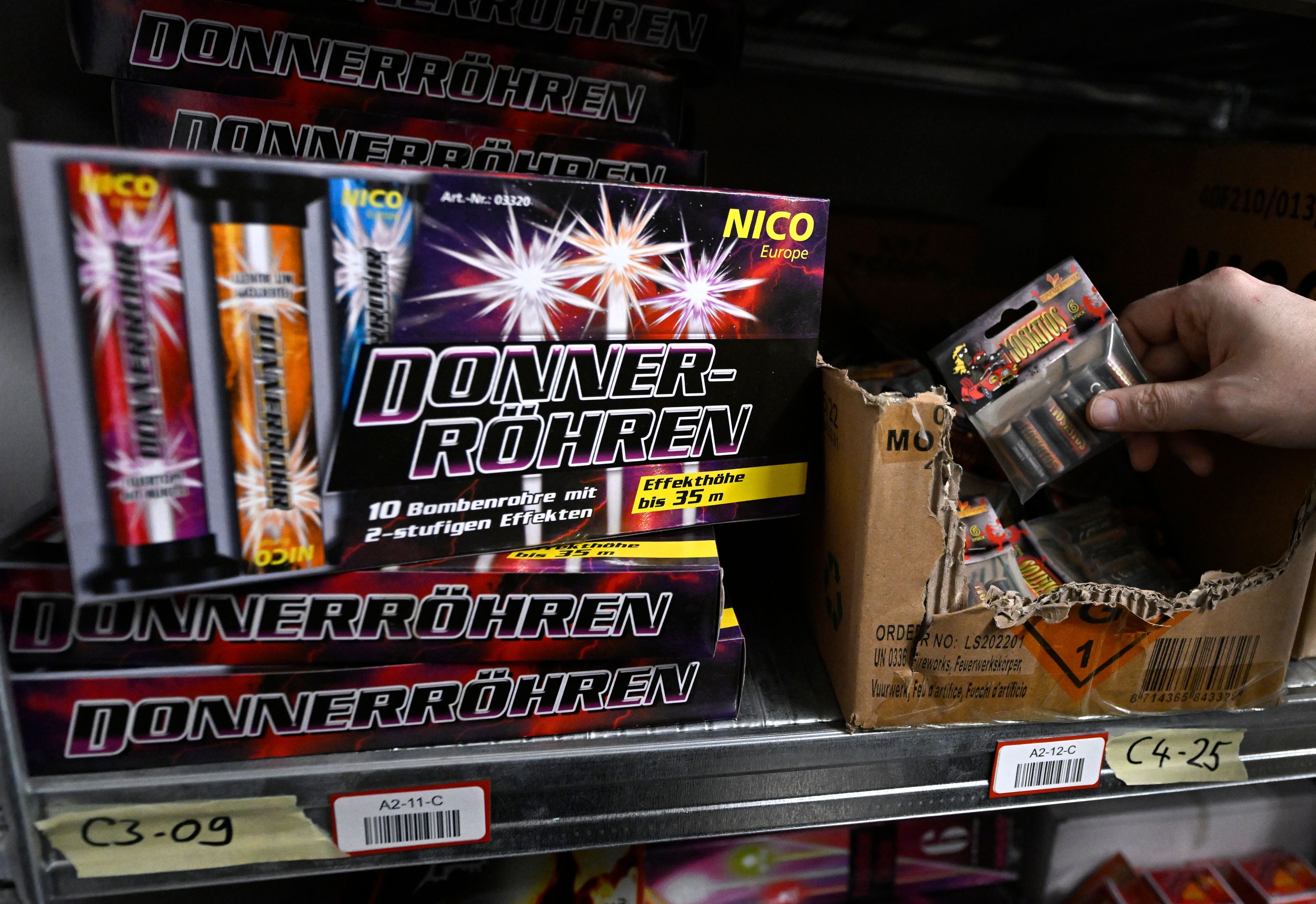 Pyrotechnik liegt im Regal beim Lagerverkauf im Pyro-Store.