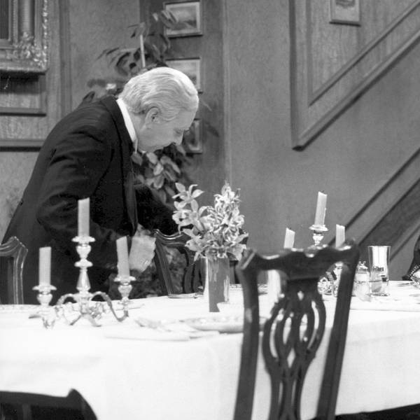 Filmszene aus Dinner for One: Freddie Frinton als Diener James und May Warden als allein speisende alte Dame