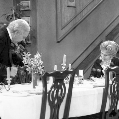Filmszene aus Dinner for One: Freddie Frinton als Diener James und May Warden als allein speisende alte Dame