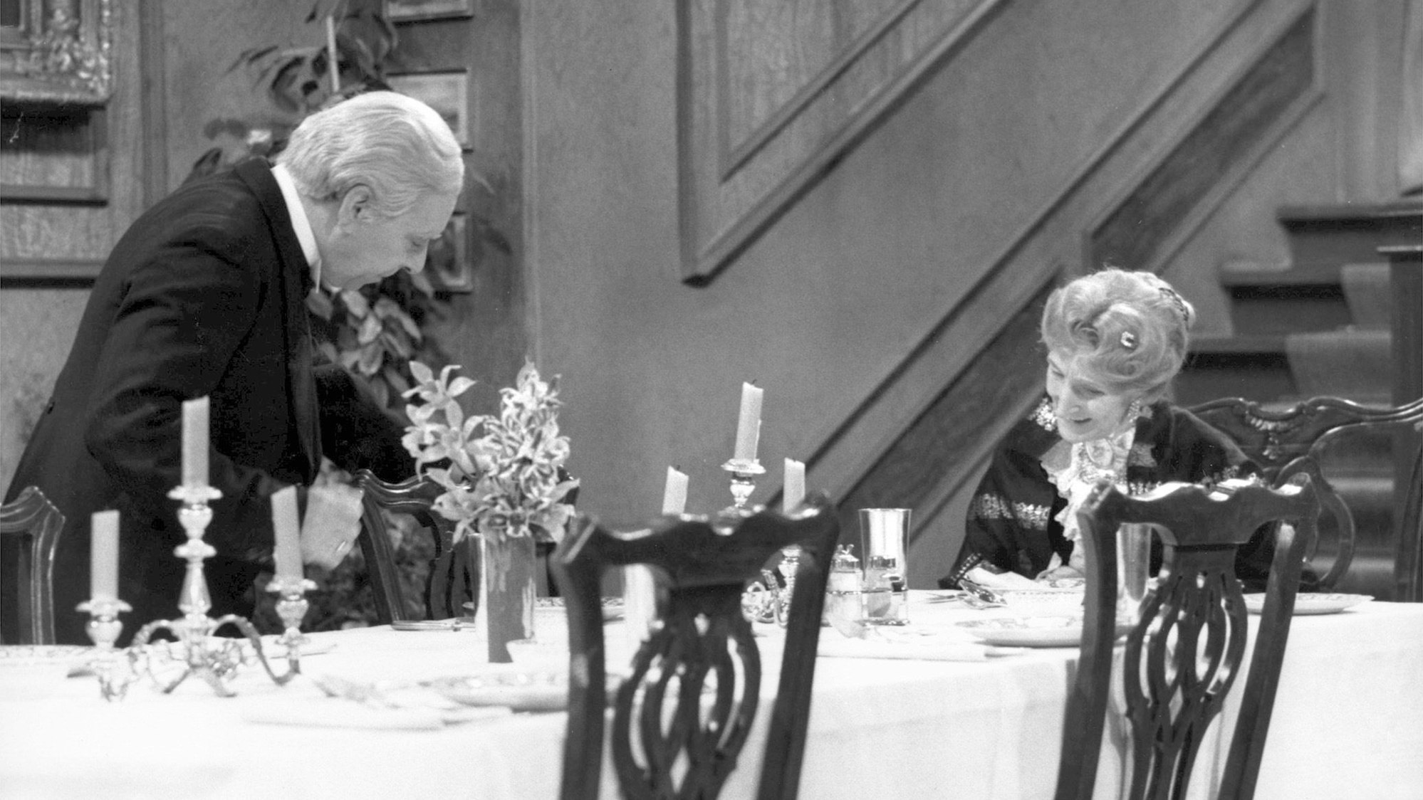 Filmszene aus Dinner for One: Freddie Frinton als Diener James und May Warden als allein speisende alte Dame