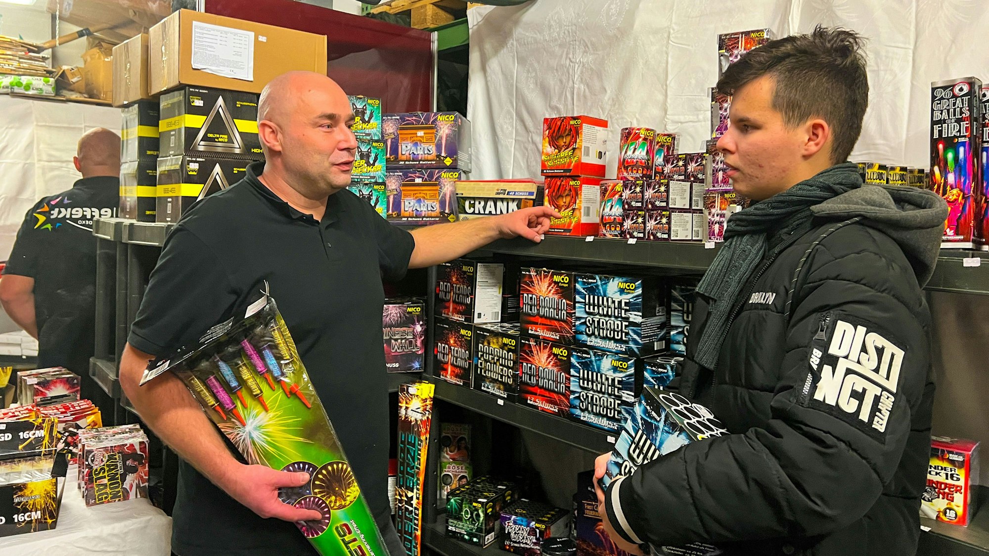 Pyrotechniker Thomas Drescher mit Kunden in seinem Popup-Shop im Leichlinger angelcenter