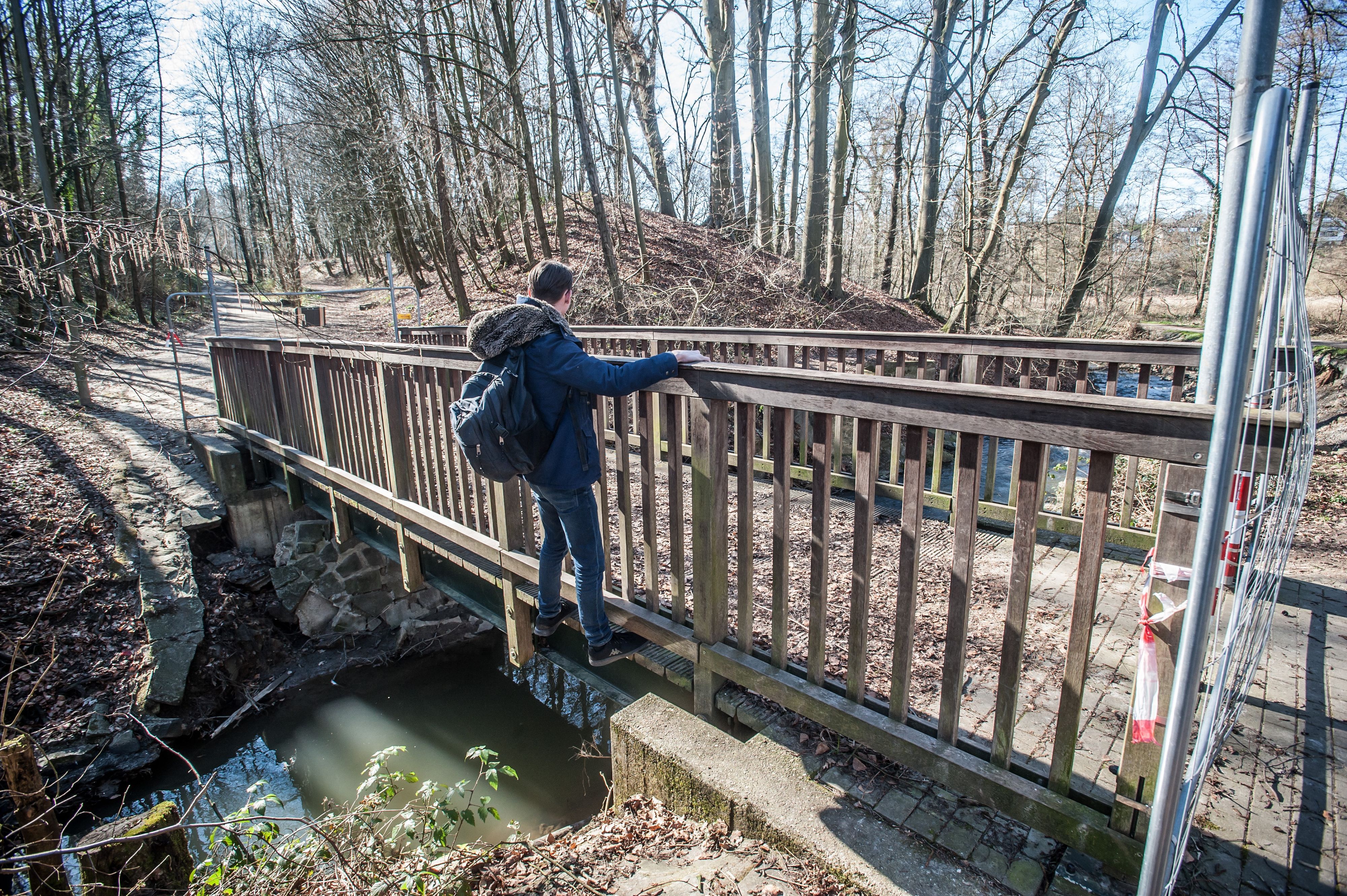 Schüler hangelt sich am Brückengeländer Brücke zum Heisenberg-Gymnasium. Foto: Ralf Krieger