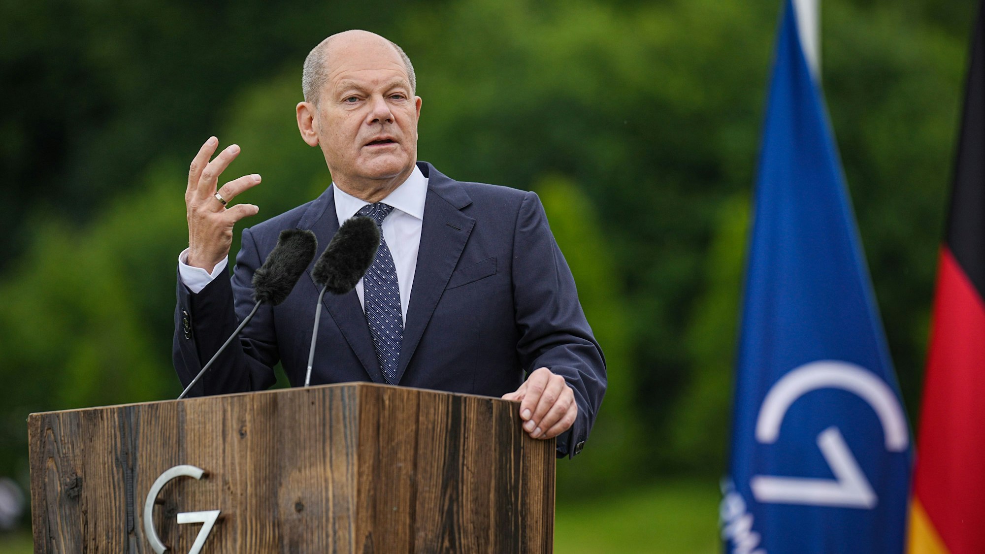 Bundeskanzler Olaf Scholz (SPD) spricht während einer Pressekonferenz zum Abschluss des G-7-Gipfels auf Schloß Elmau.