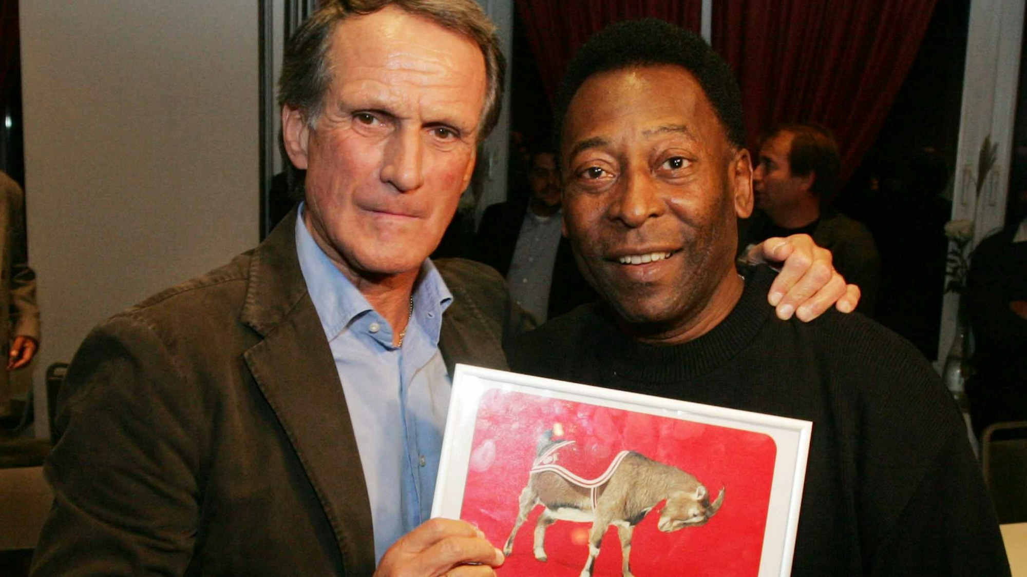 Wolfgang Overath, damaliger Präsident des 1. FC Köln, überreicht Weltstar Pelé am Geißbockheim die Ehrenmitgliedsurkunde des 1. FC Köln mit der Nummer 67.541.