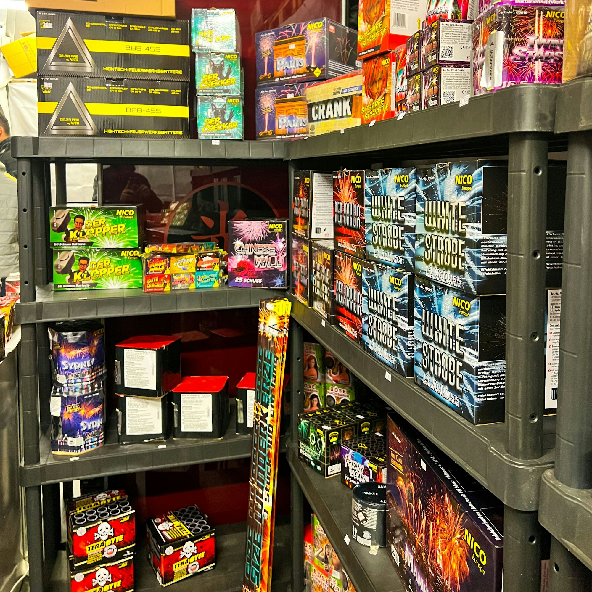 Bunt verpackte Feuerwerksartikel in Regalen im Leichlinger Angelcenter