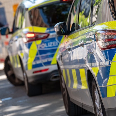 Das Foto zeigt zwei Polizeiautos