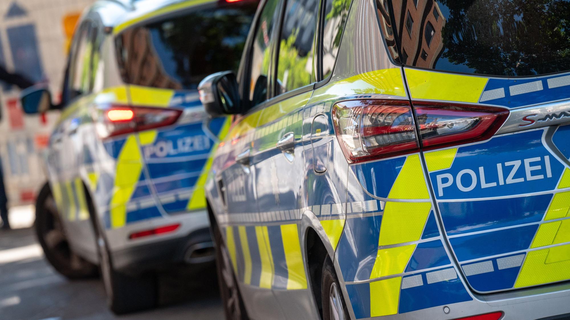 Zwei Streifenwagen der Polizei stehen hintereinander.