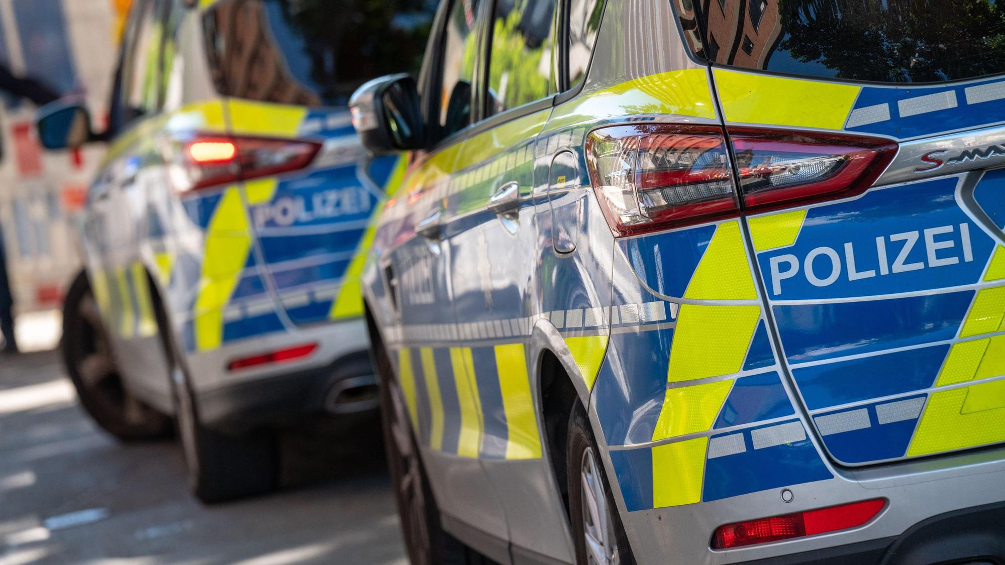 Das Foto zeigt zwei Polizeiautos