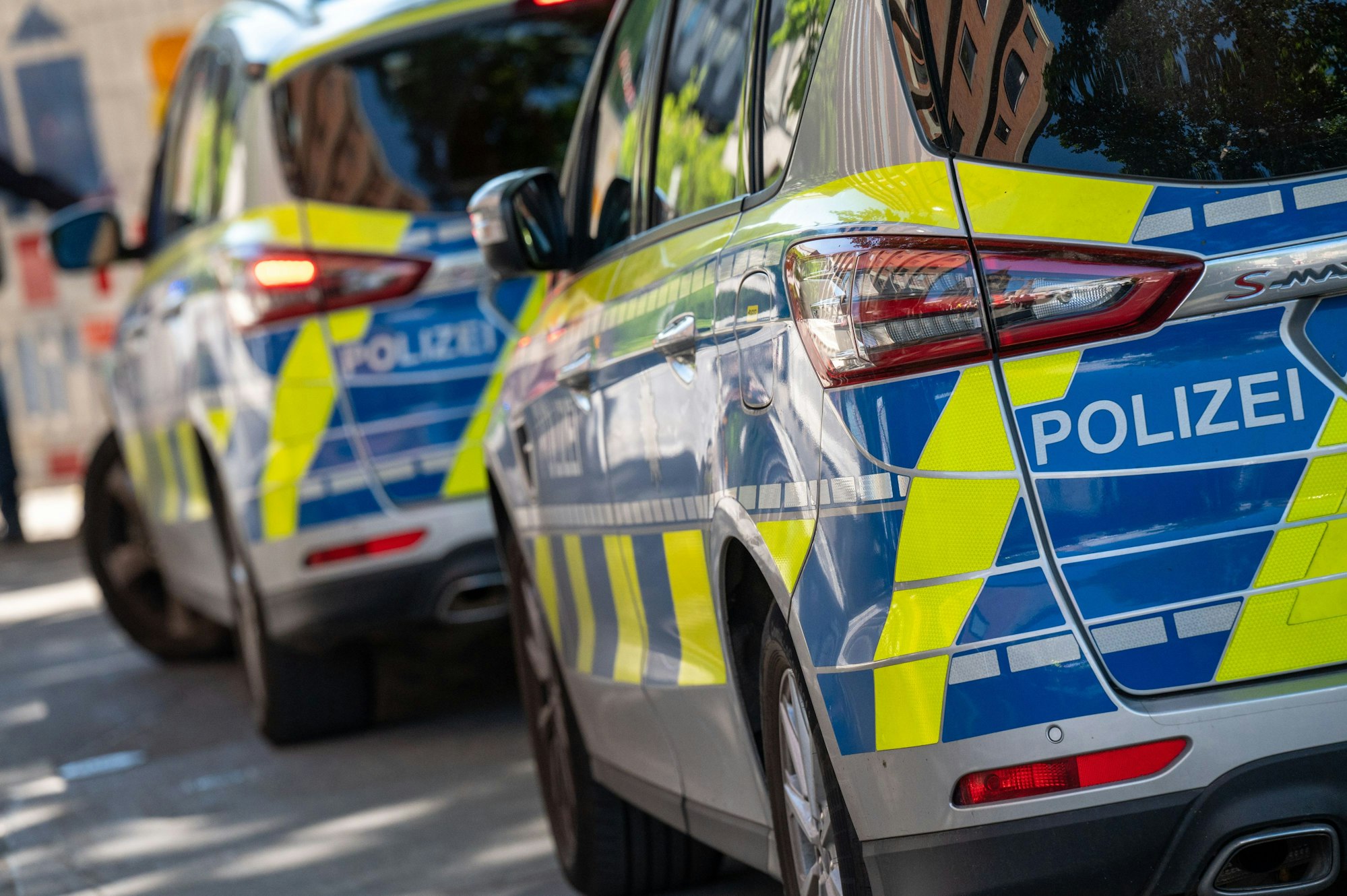 Polizeiautos stehen auf einer Straße in Köln.