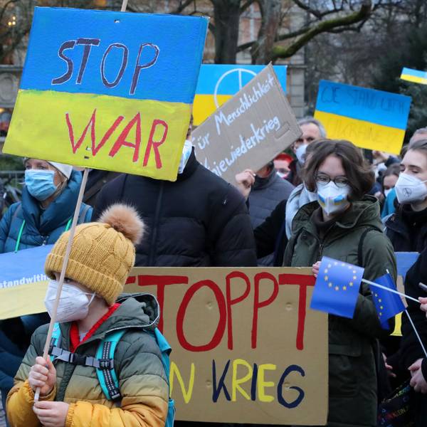 Menschen protestieren mit Plakaten auf dem Bergisch Gladbacher Konrad-Adenauer-Platz gegen den russischen Angriffskrieg auf die Ukraine.