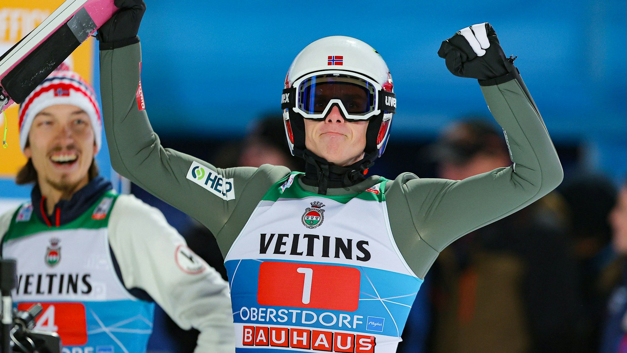 Der Norweger Halvor Egner Granerud bejubelt im Auslauf von Oberstdorf seinen Sieg im Auftaktspringen der 71. Vierschanzentournee.