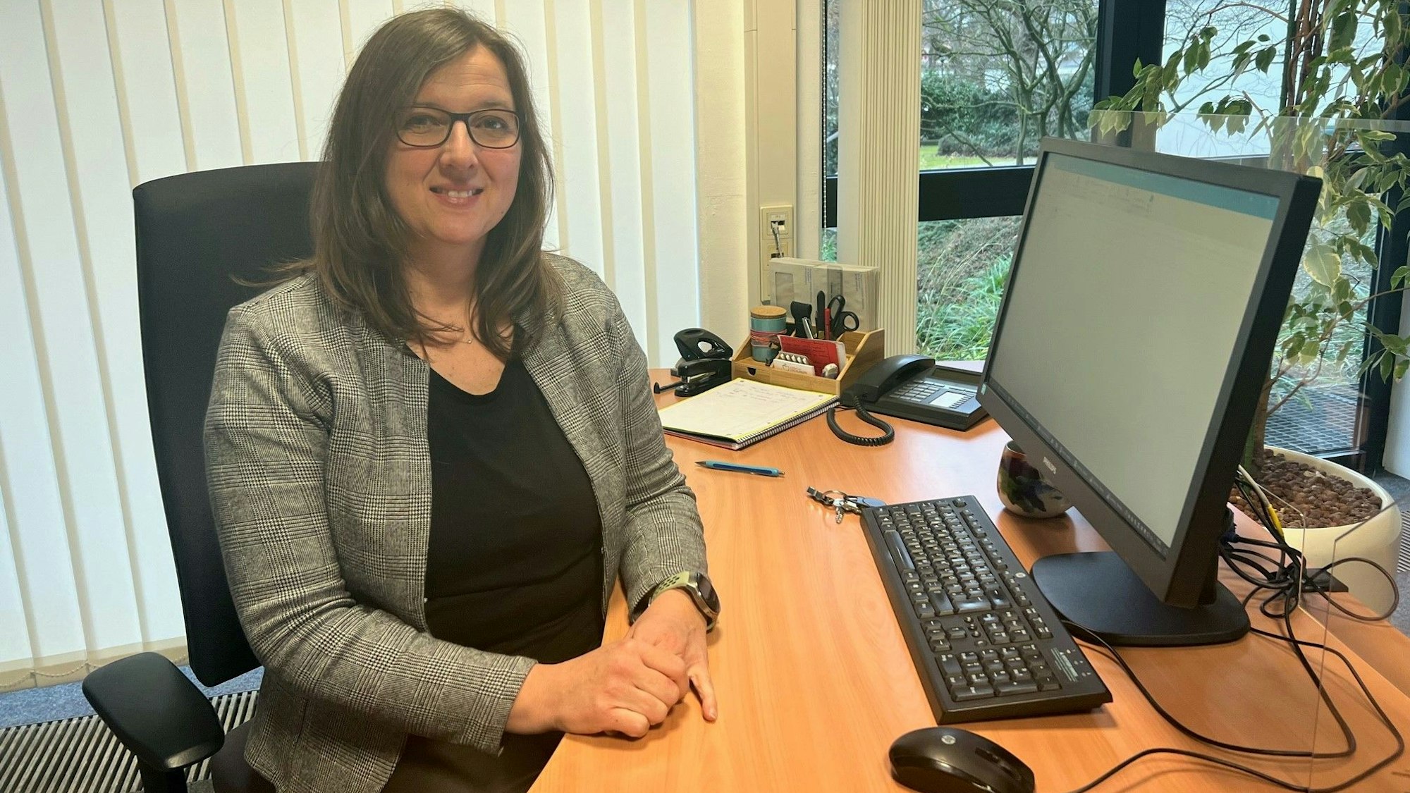 Leichlingens Standesbeamtin Britta Peddenbruch am Schreibtisch