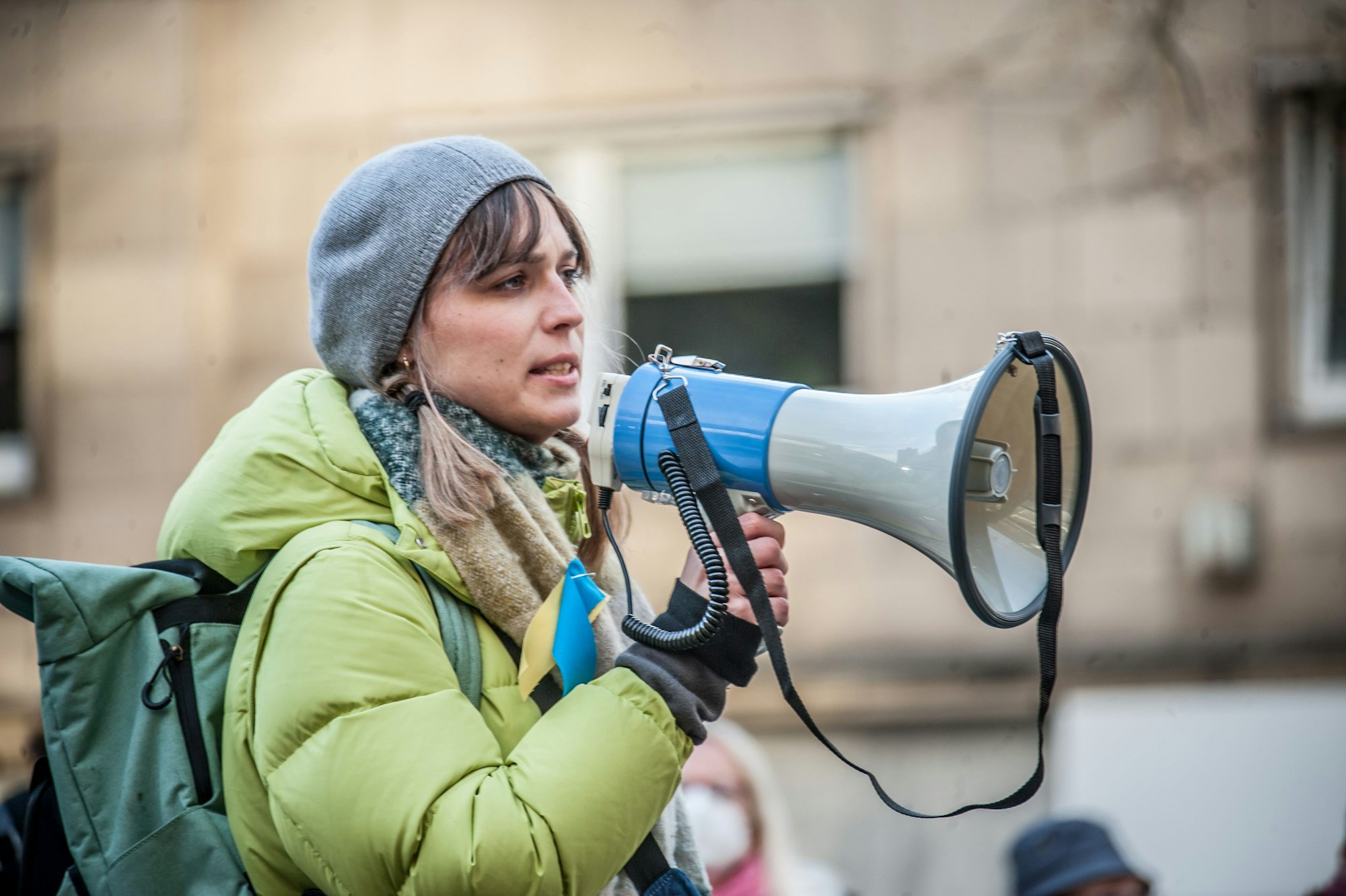 Demo für die Ukraine. Nyke Slawik am Megafon