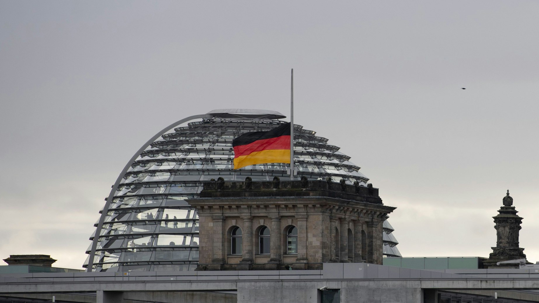 Die Deutschland-Fahnen auf dem Dach des Reichstagsgebäudes wehen auf Halbmast, nachdem der Tod des emeritierten Papstes Benedikt XVI. bekannt geworden war.