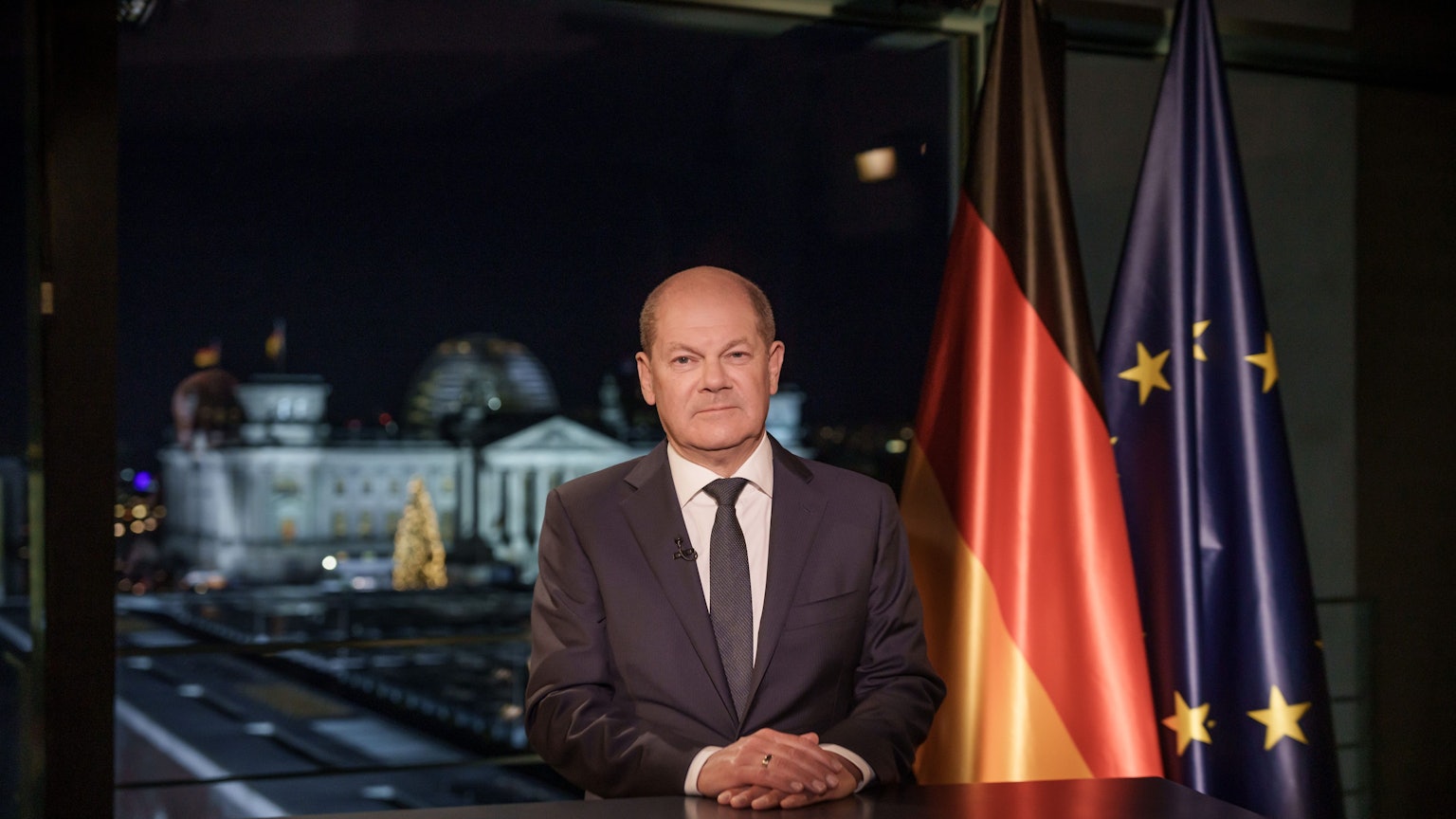 Bundeskanzler Olaf Scholz (SPD) sitzt bei der Aufzeichnung der Neujahrsansprache im Kanzleramt.
SPERRFRISTEN: Zeitungen: Frei für Samstagszeitungen, 31. Dezember 2022.
Agenturen: Frei nach Veröffentlichung unter Angabe der Sperrfrist: 31. Dezember 2022, 00:00 Uhr Foto: Michael Kappeler/dpa Pool/dpa +++ dpa-Bildfunk +++