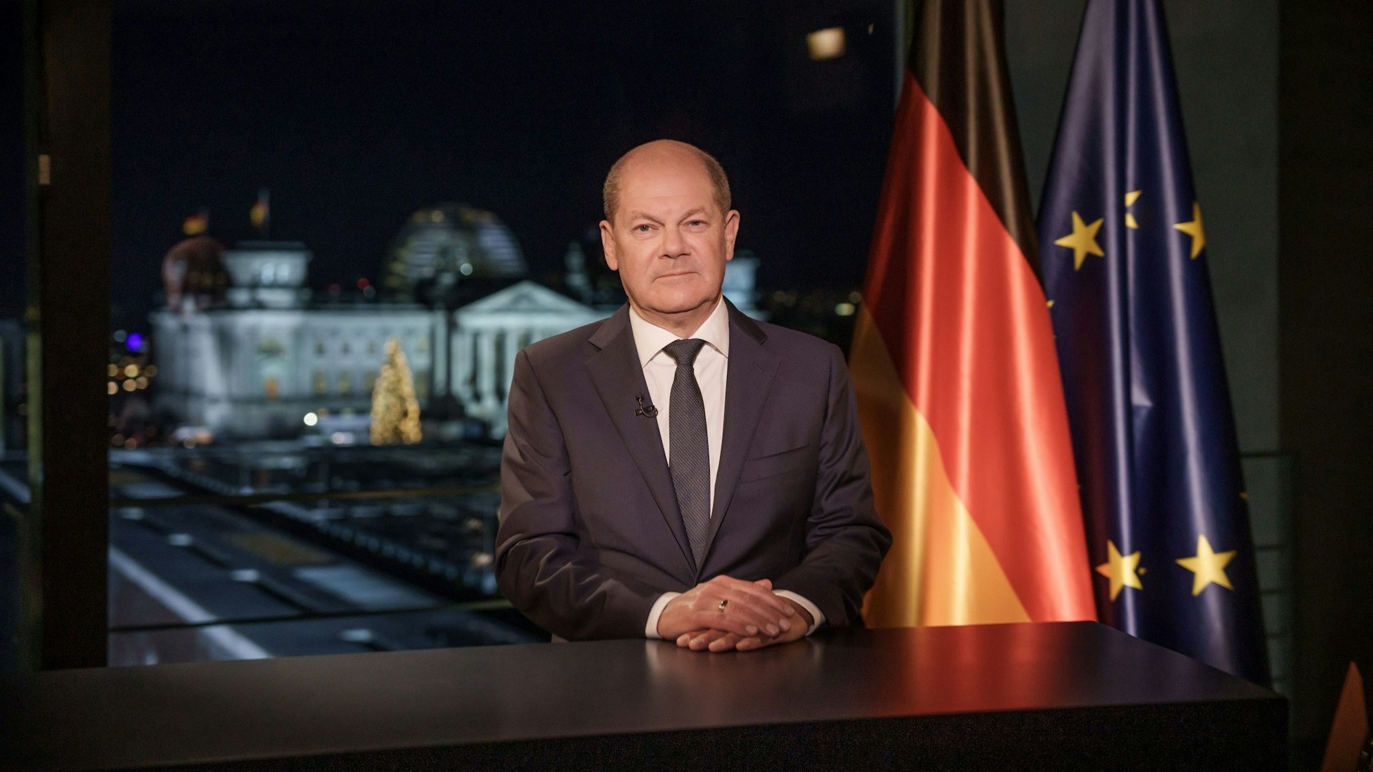 Bundeskanzler Olaf Scholz (SPD) sitzt bei der Aufzeichnung der Neujahrsansprache im Kanzleramt.
SPERRFRISTEN: Zeitungen: Frei für Samstagszeitungen, 31. Dezember 2022.
Agenturen: Frei nach Veröffentlichung unter Angabe der Sperrfrist: 31. Dezember 2022, 00:00 Uhr Foto: Michael Kappeler/dpa Pool/dpa +++ dpa-Bildfunk +++