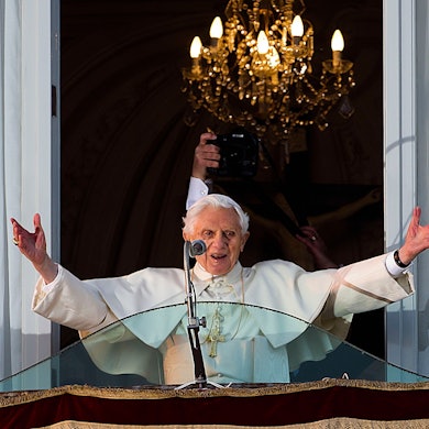 Der damalige Papst Benedikt XVI. grüßt eine jubelnde Menge, die sich vor dem Balkonfenster der päpstlichen Sommerresidenz Castel Gandolfo am Stadtrand von Rom versammelt hat, bevor er einige Stunden später offiziell sein Pontifikat beendet.