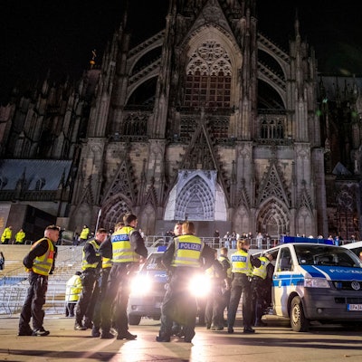 Landes- und Bundespolizei werden in der Silvesternacht mit mehreren hundert Einsatzkräften rund um den Dom präsent sein.