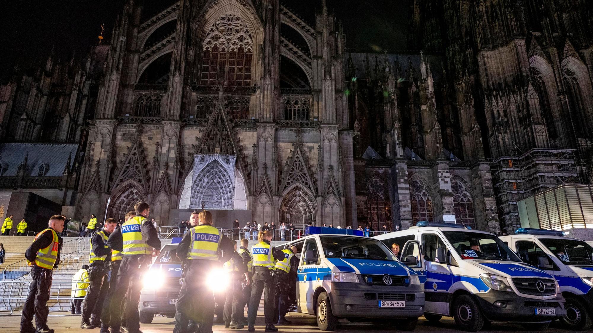 Polizisten stehen auf dem Bahnhofsvorplatz an Silvester.