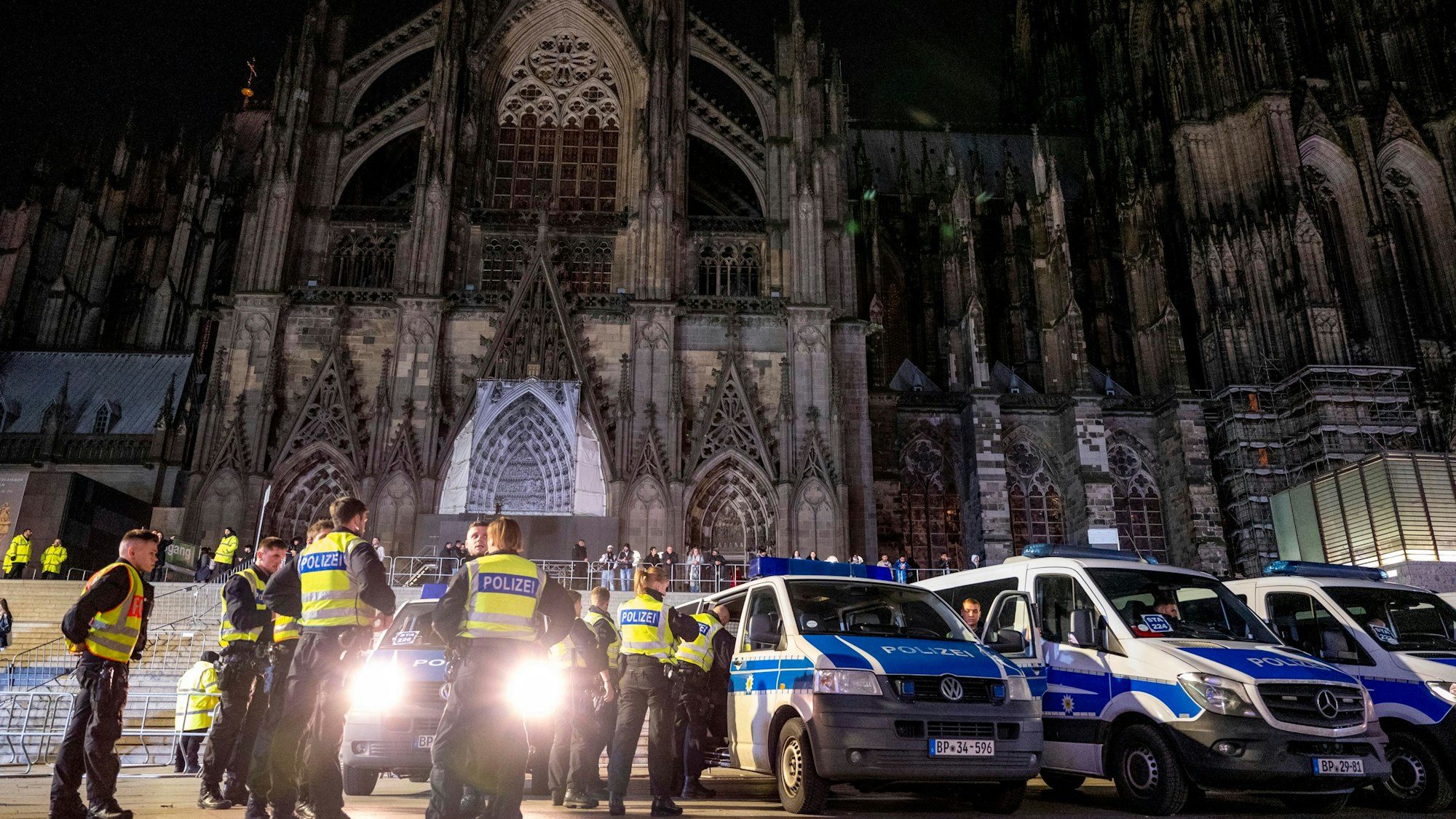 Polizisten stehen auf dem Bahnhofsvorplatz an Silvester.